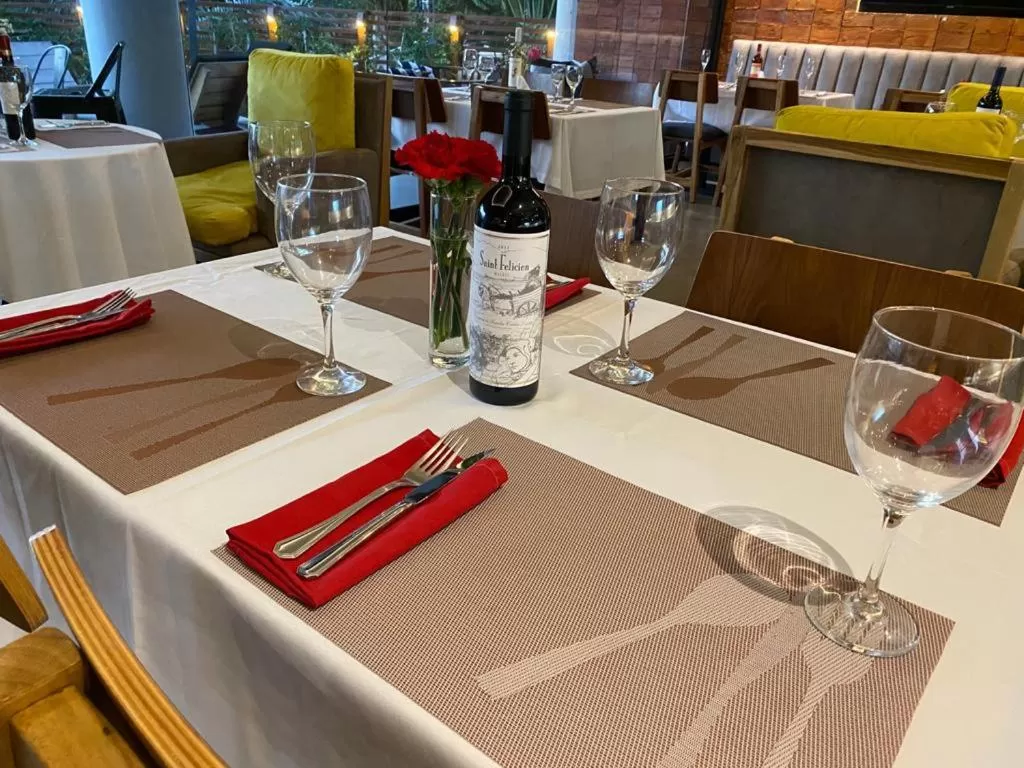 Restaurant/Places to Eat in Hotel Le Pelican