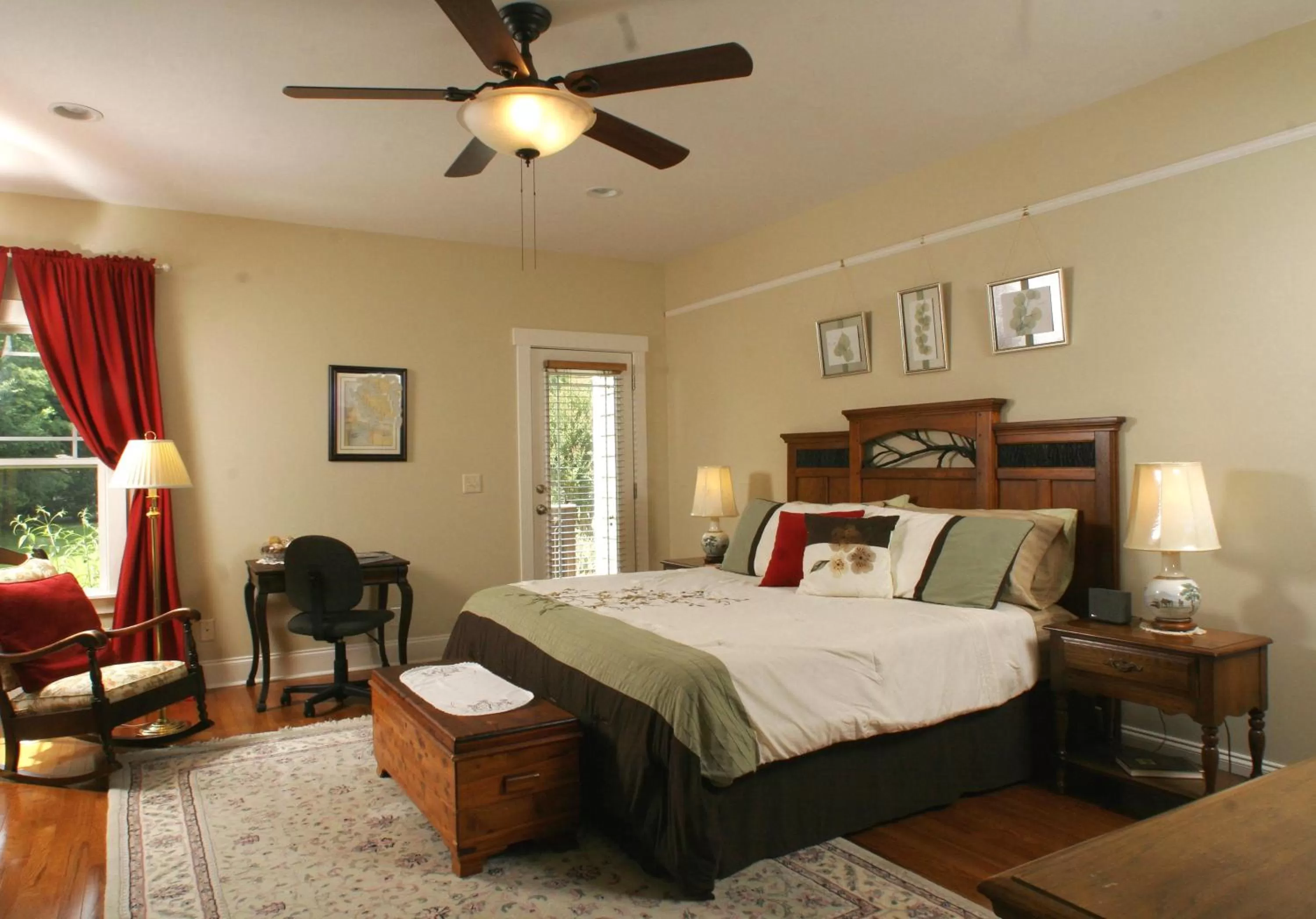 Photo of the whole room, Bed in Seven Oaks Bed & Breakfast
