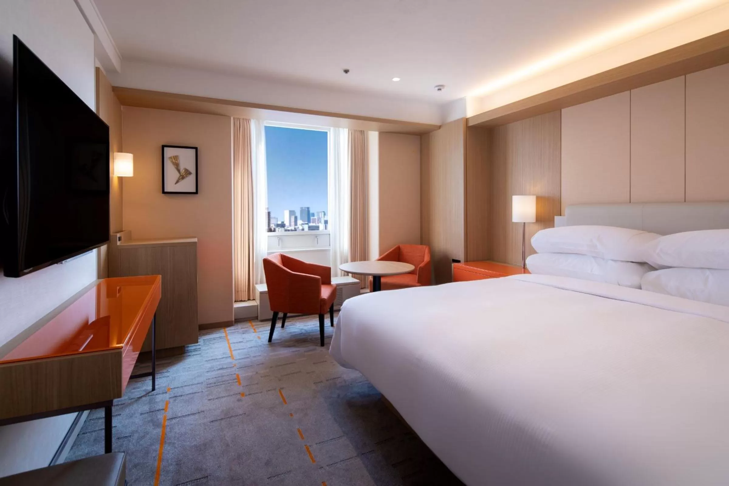 Photo of the whole room, Bed in Sheraton Miyako Hotel Osaka