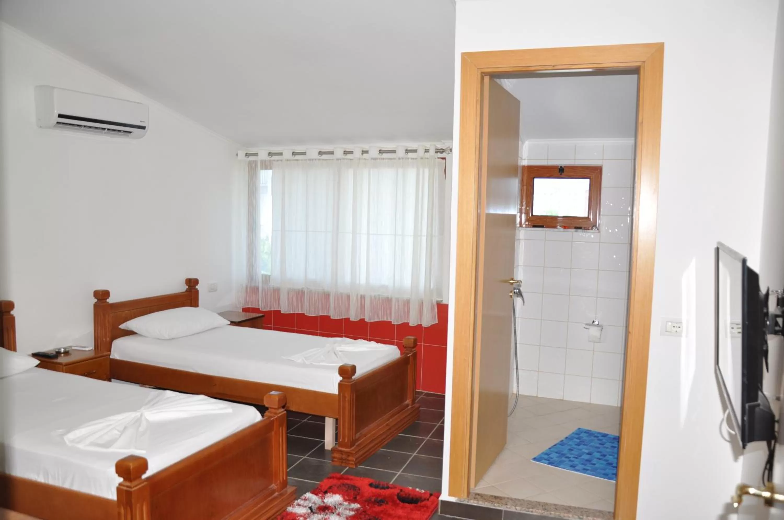 Bed, Bathroom in Hotel Floga