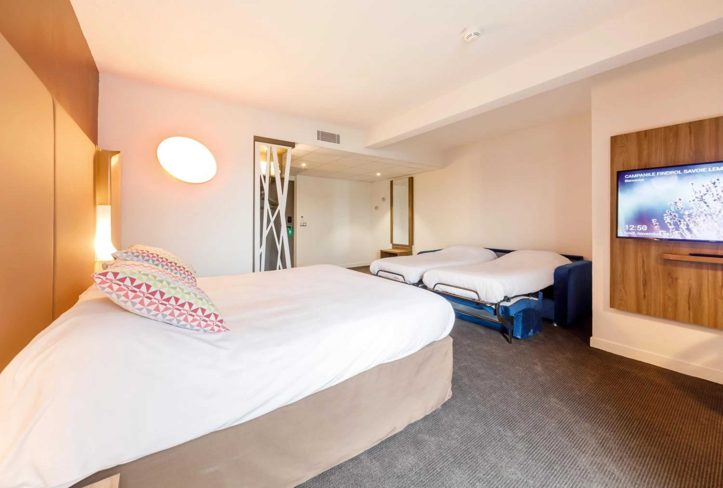Bedroom, Bed in Campanile Annemasse Est Findrol CHAL