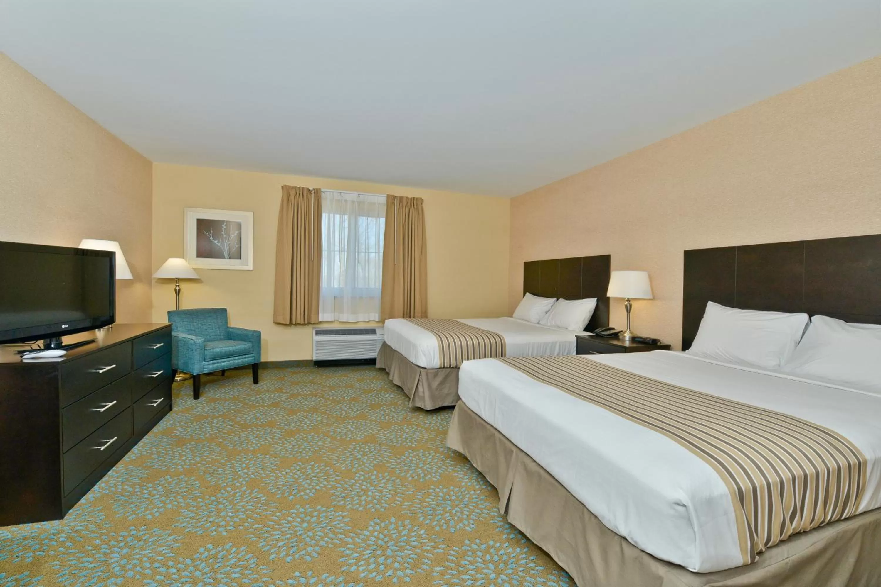 Living room, Bed in Suburban Studios Quantico