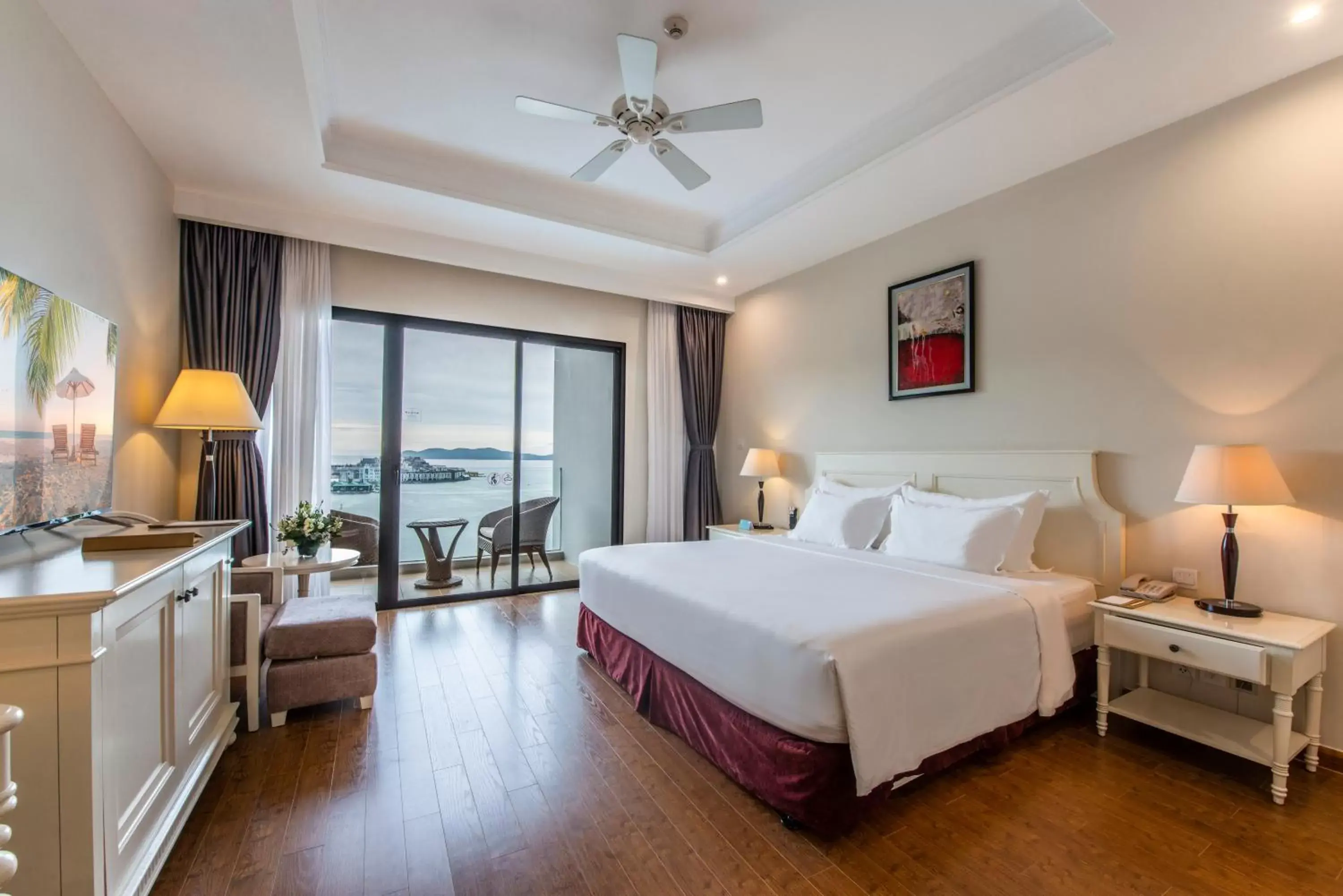 Deluxe Ocean View King Bed in Vinpearl Resort & Spa Nha Trang Bay Deluxe Ocean View King Bed in Vinpearl Resort & Spa Nha Trang Bay