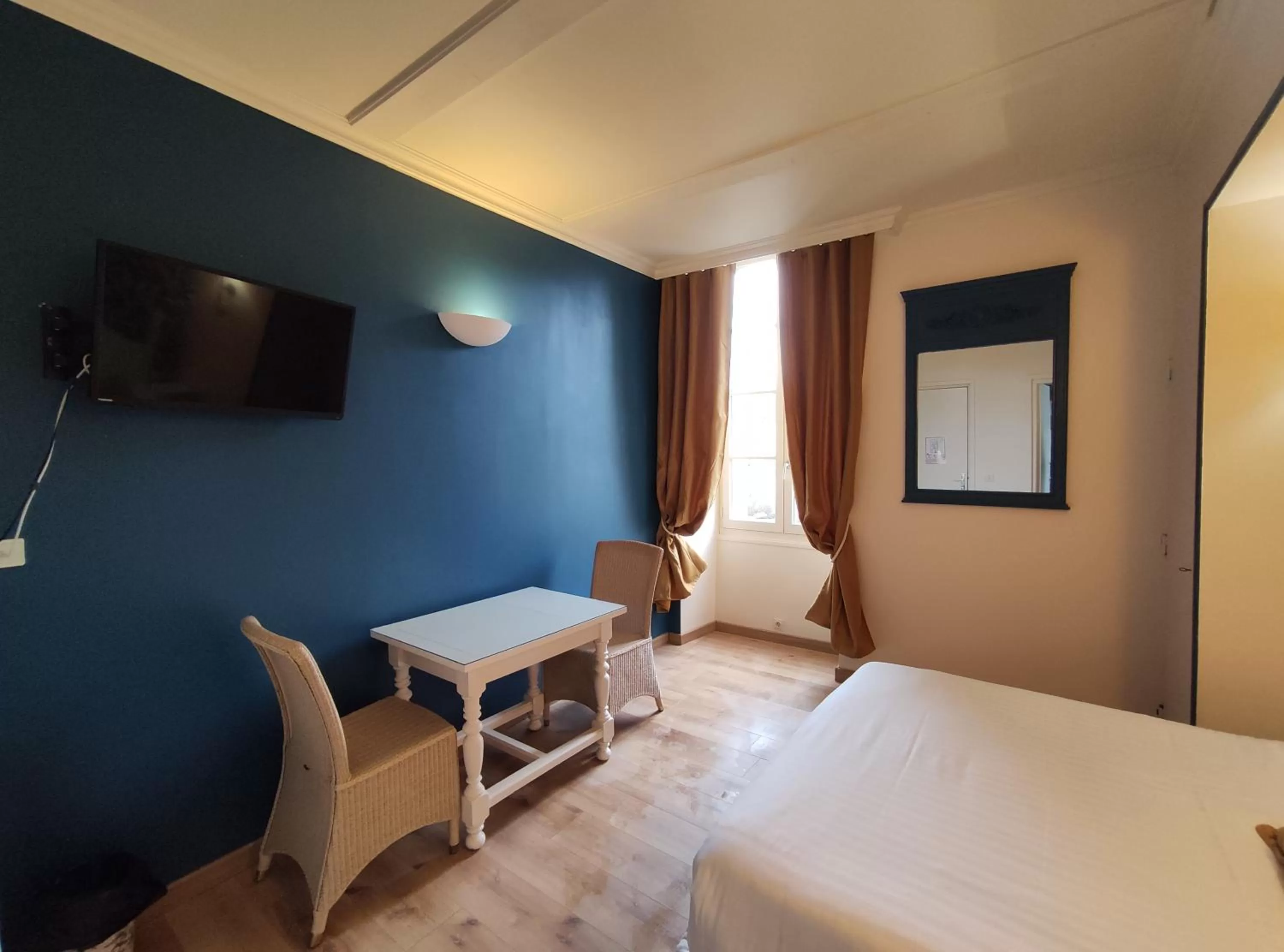 TV and multimedia, Bed in Le Pavillon Saint-Martin