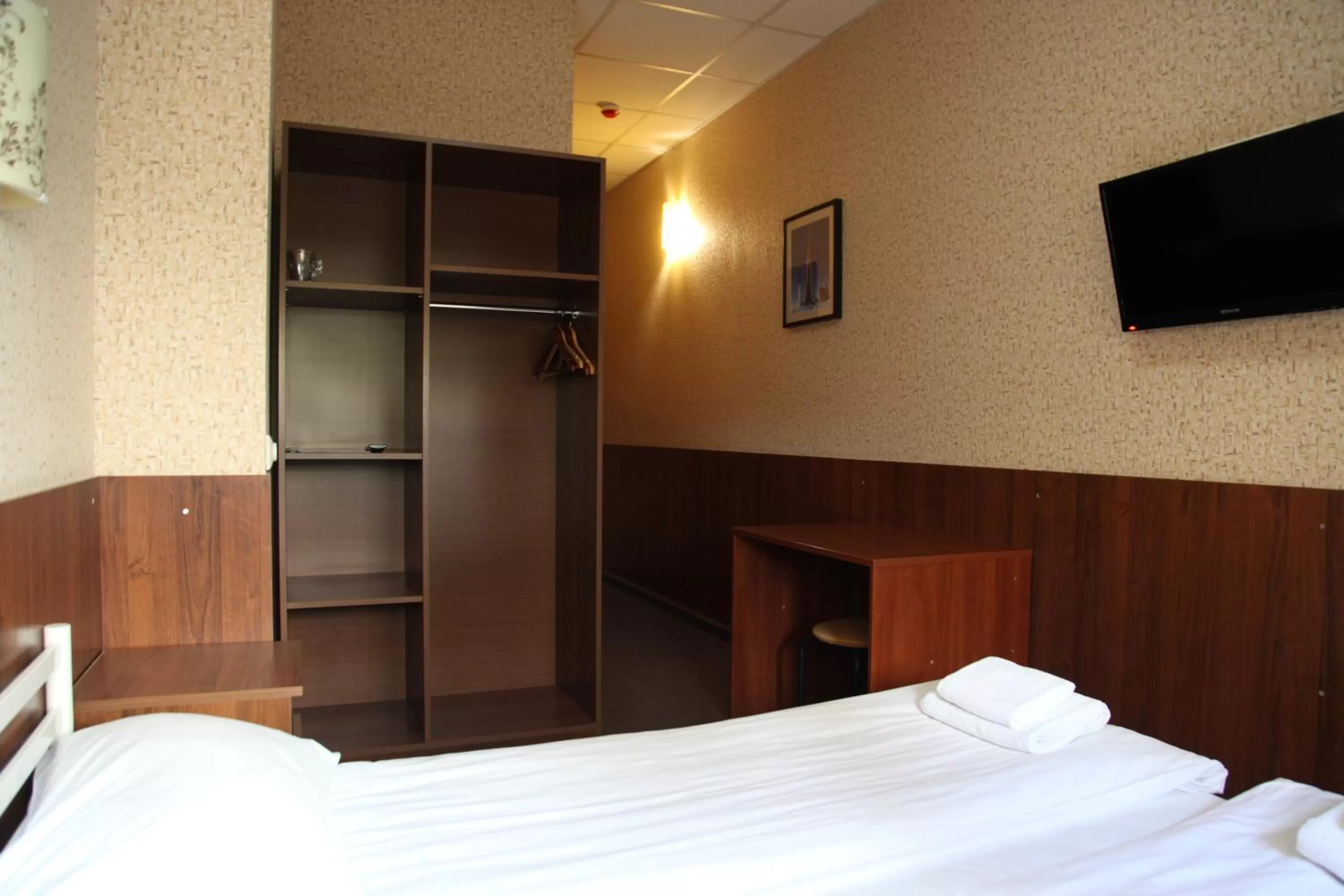 TV/Entertainment Center in irisHotels