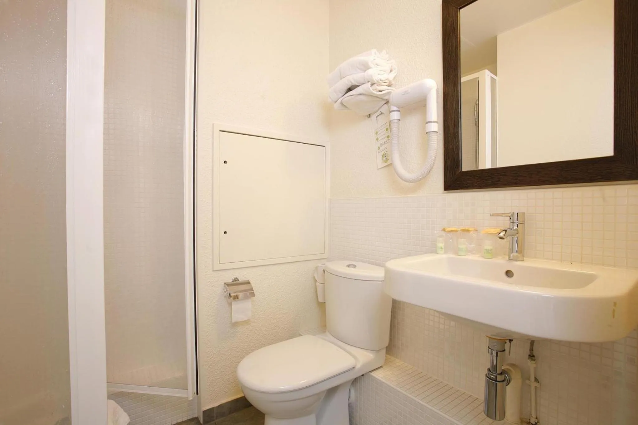 Shower in Campanile Créteil Centre