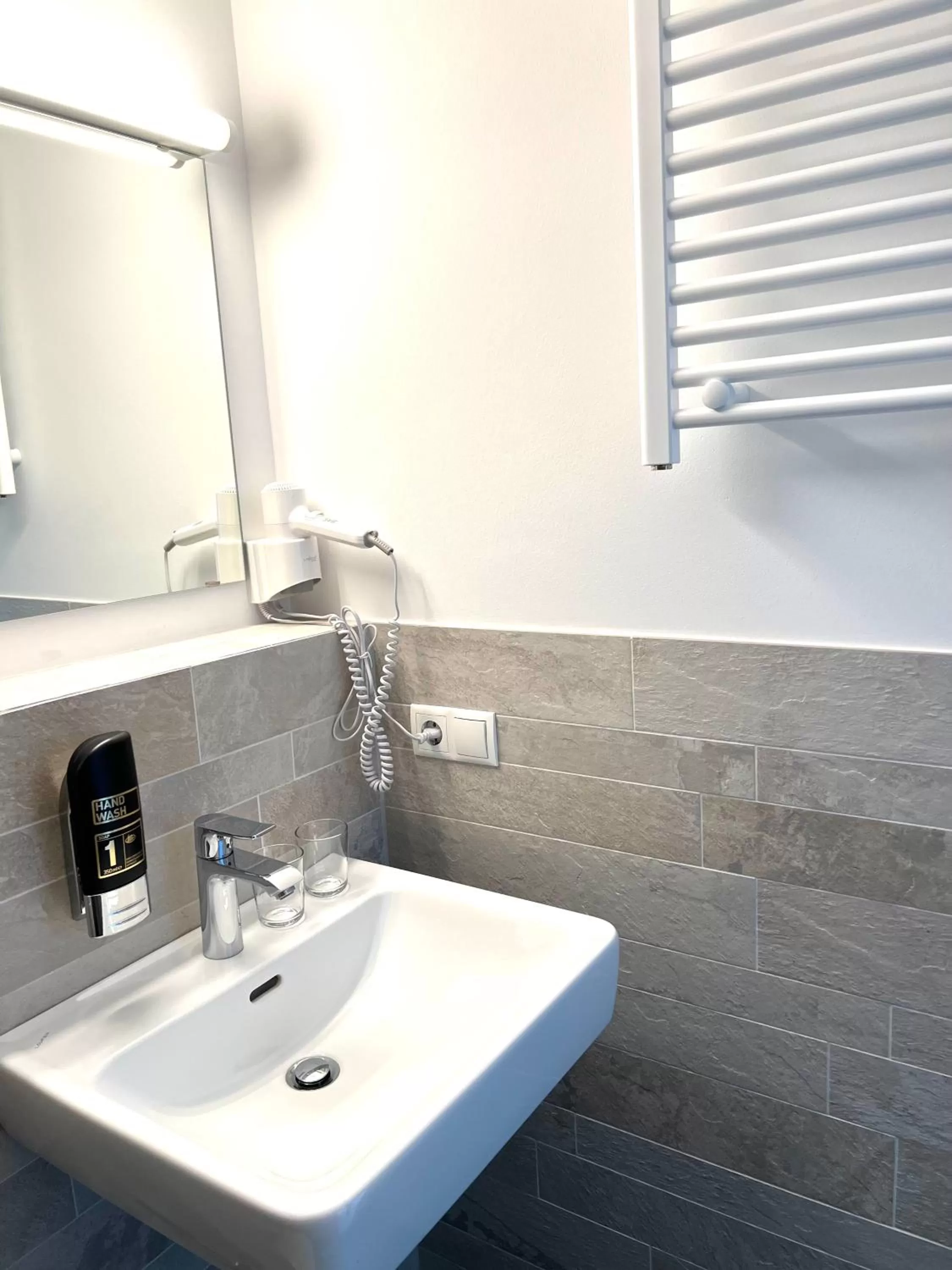 heating, Bathroom in Hotel 83