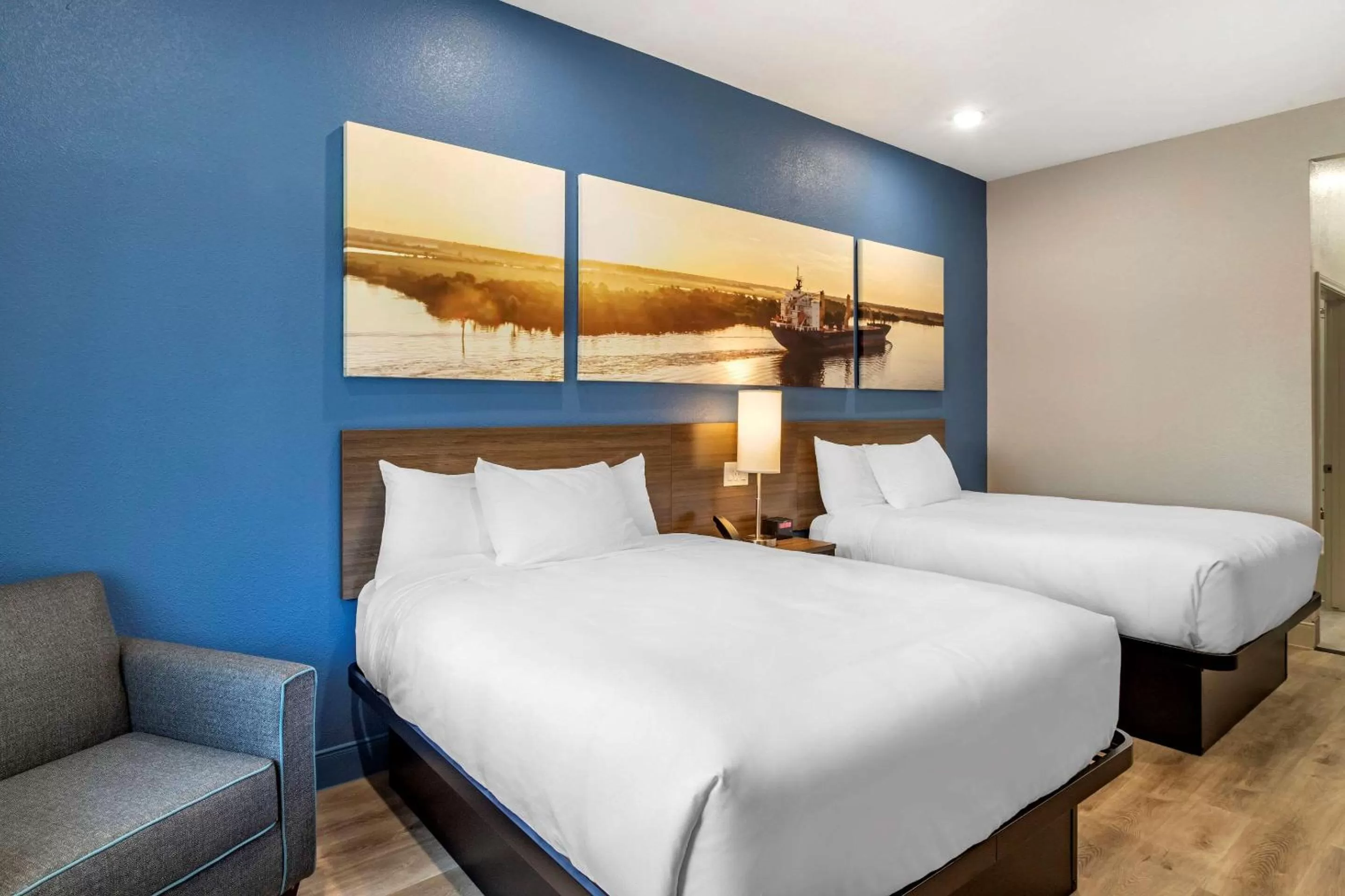 Photo of the whole room, Bed in Clarion Pointe Port Arthur-Beaumont South