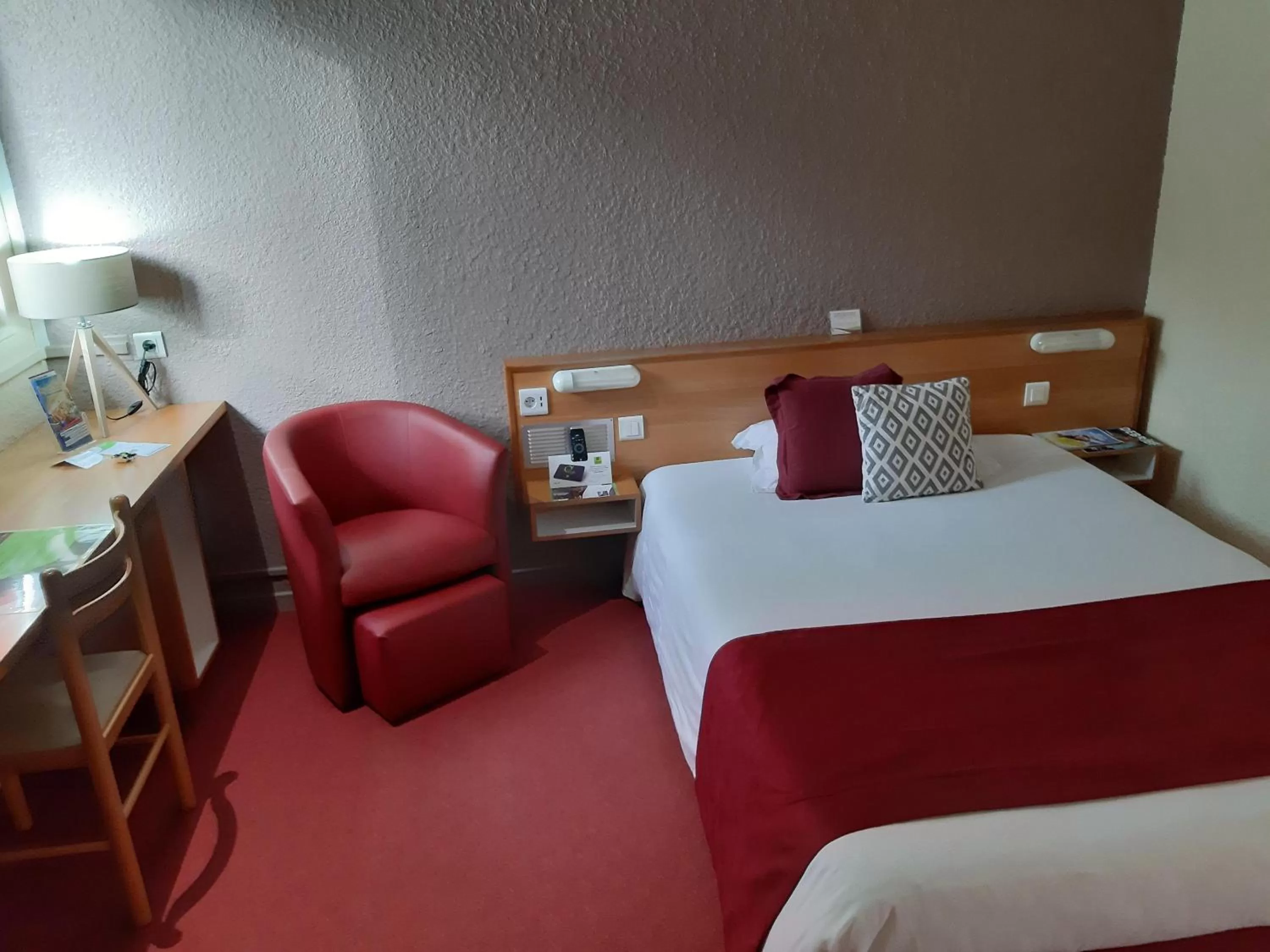 Bed in Logis Hôtel Atrium Epinal Golbey