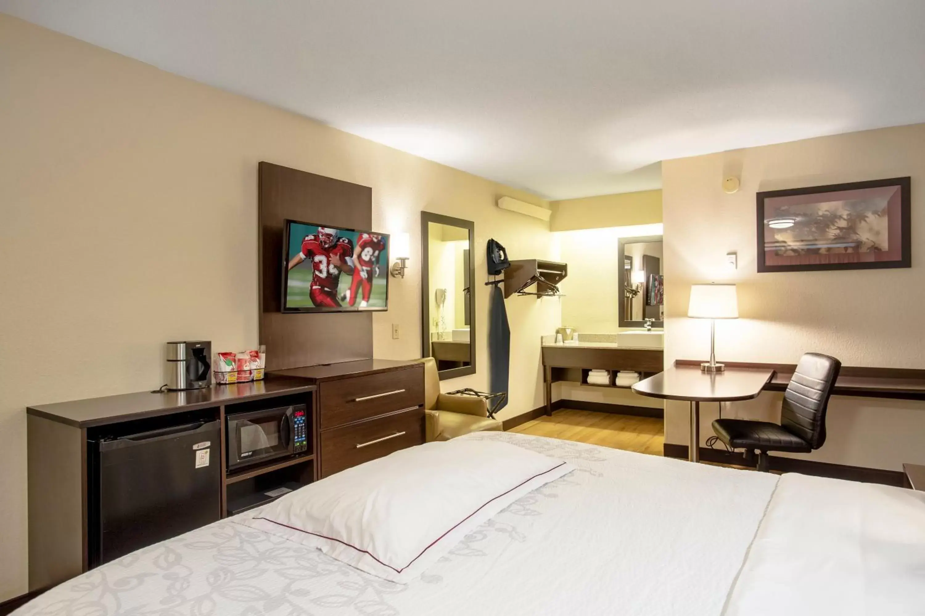 Premium King Room Smoke Free in Red Roof Inn PLUS+ Ann Arbor - U of Michigan North Premium King Room Smoke Free in Red Roof Inn PLUS+ Ann Arbor - U of Michigan North