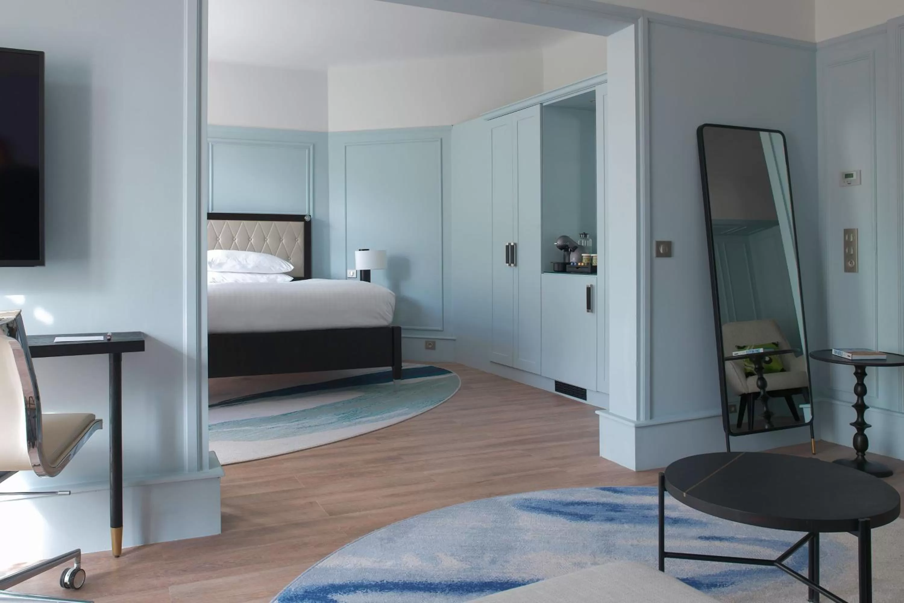 Photo of the whole room, Bed in Paris Marriott Opera Ambassador Hotel