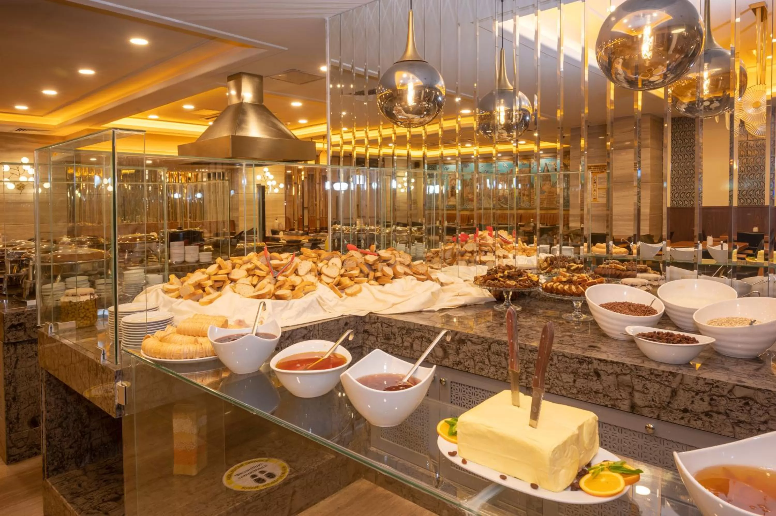 Restaurant/places to eat in Ramada By Wyndham Istanbul Pera Taksim