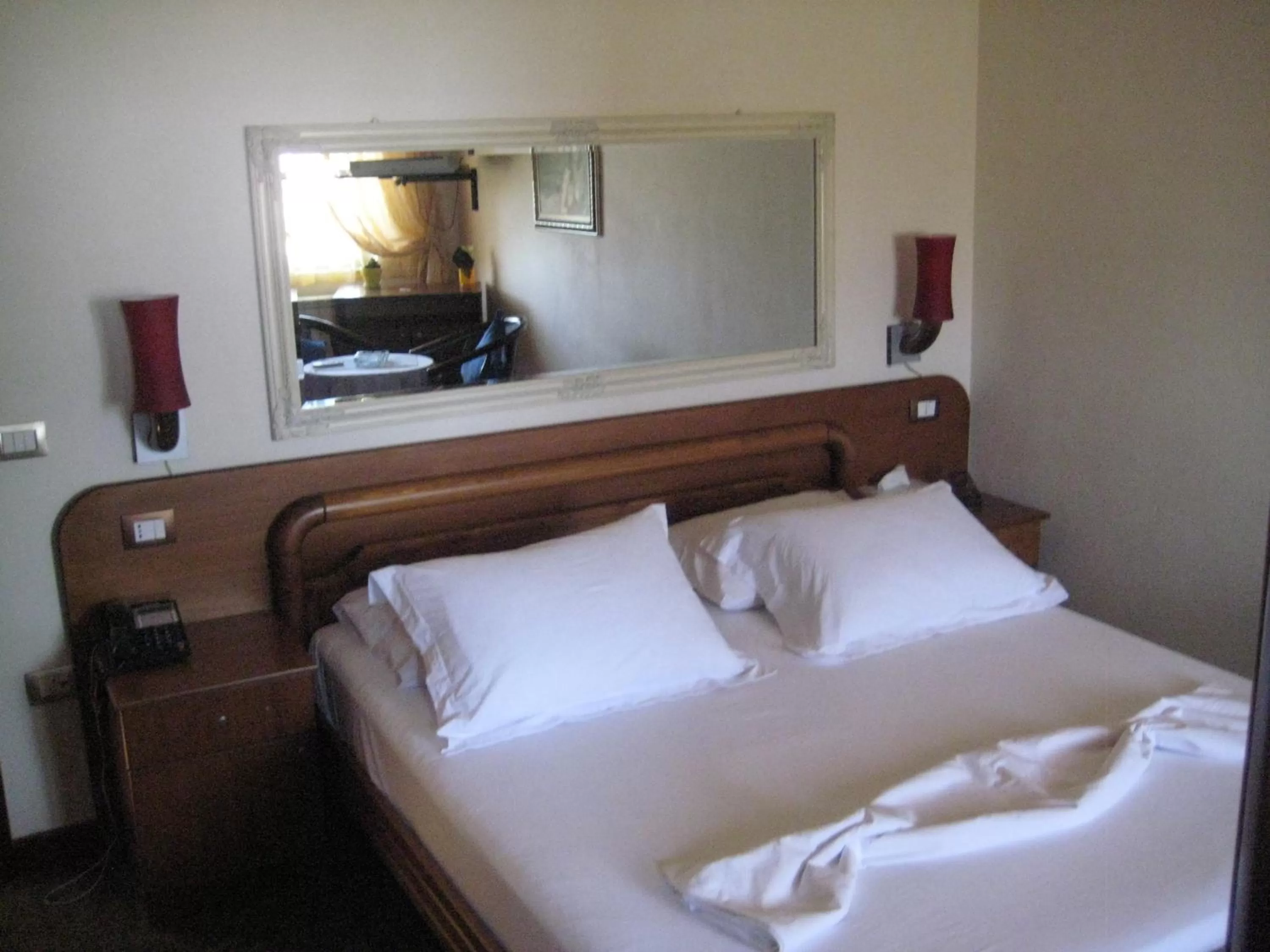 Photo of the whole room, Bed in Drini Hotel