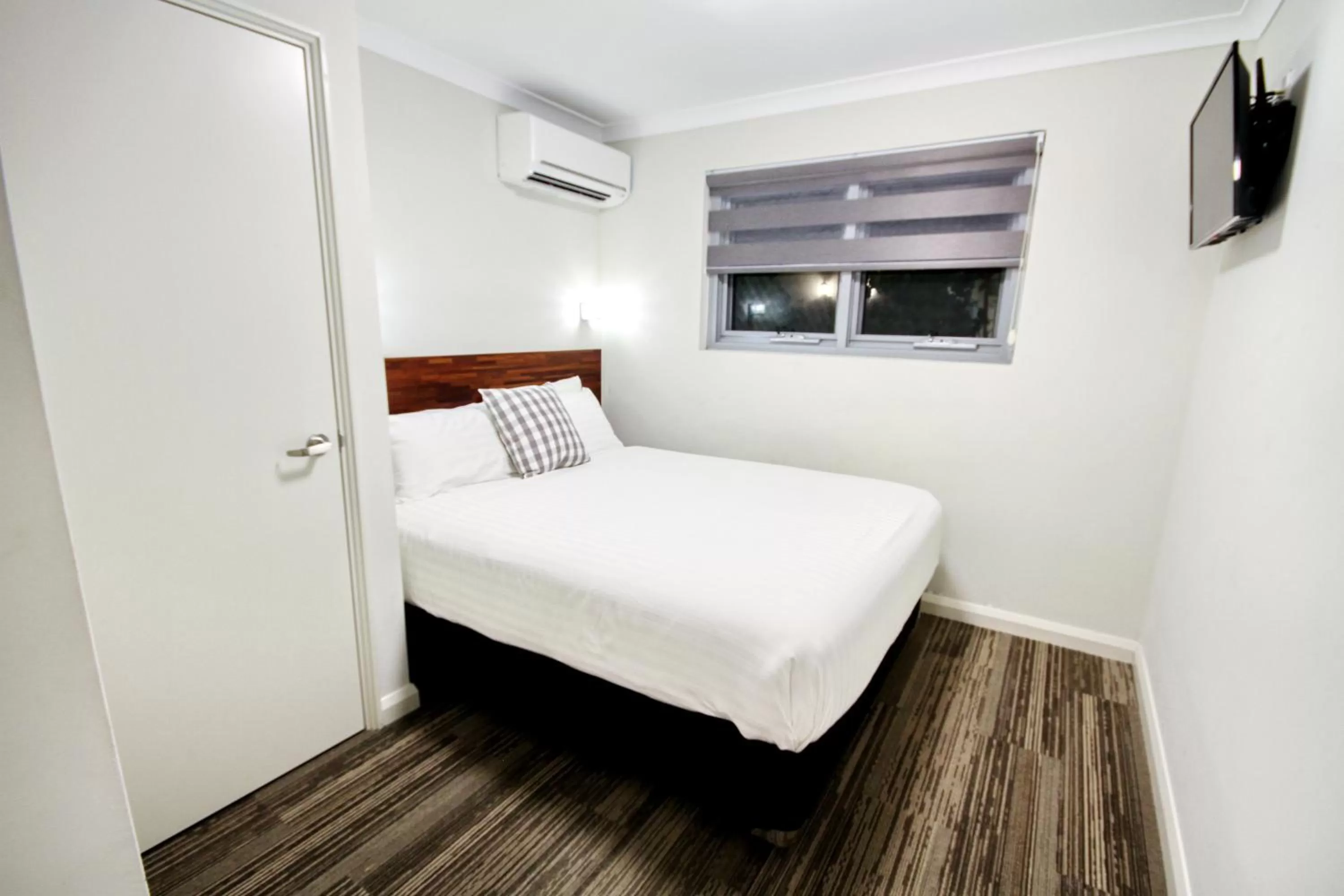 Photo of the whole room, Bed in Gallery Hotel