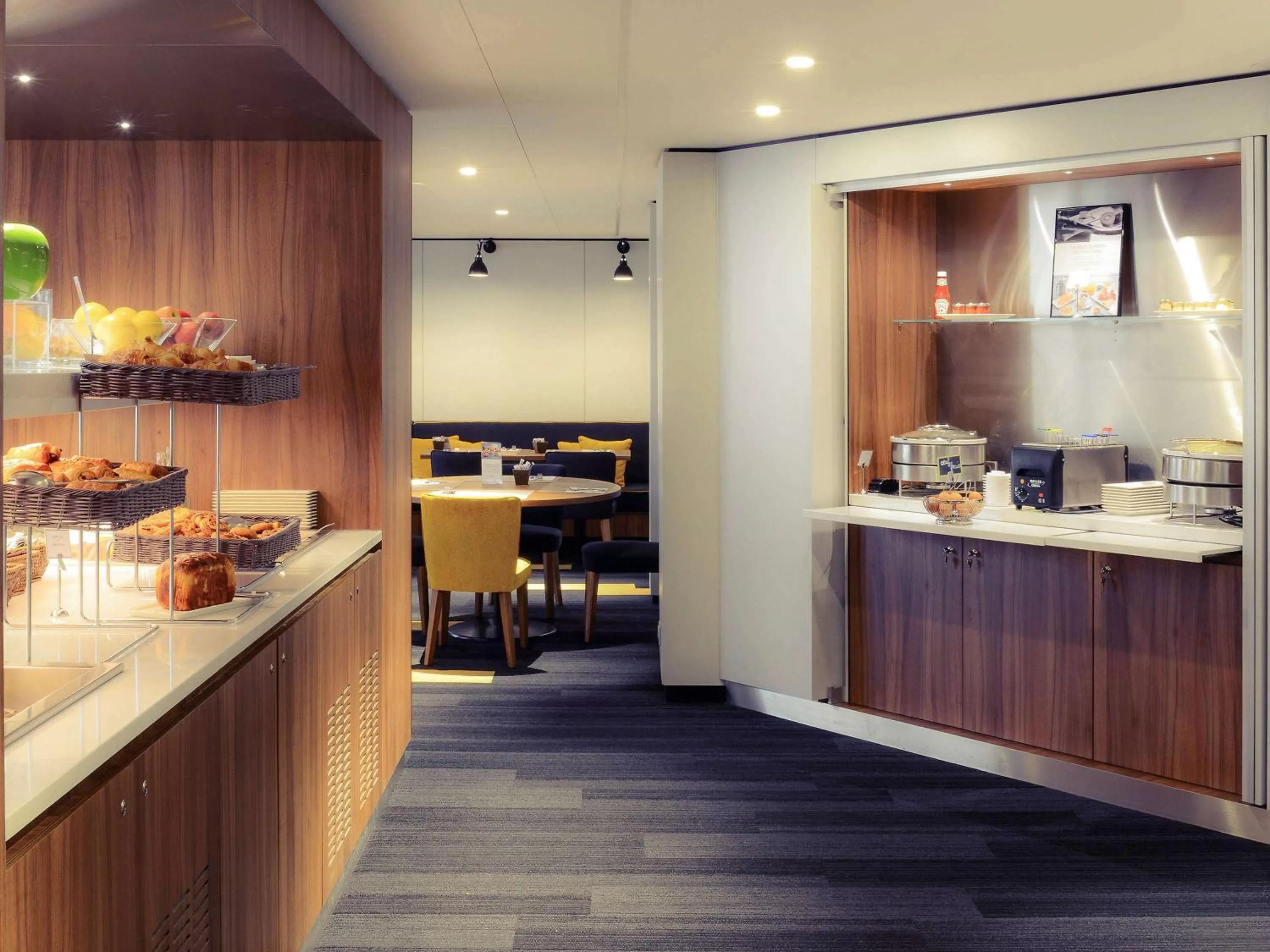 Restaurant/places to eat in Mercure Caen Centre Port De Plaisance