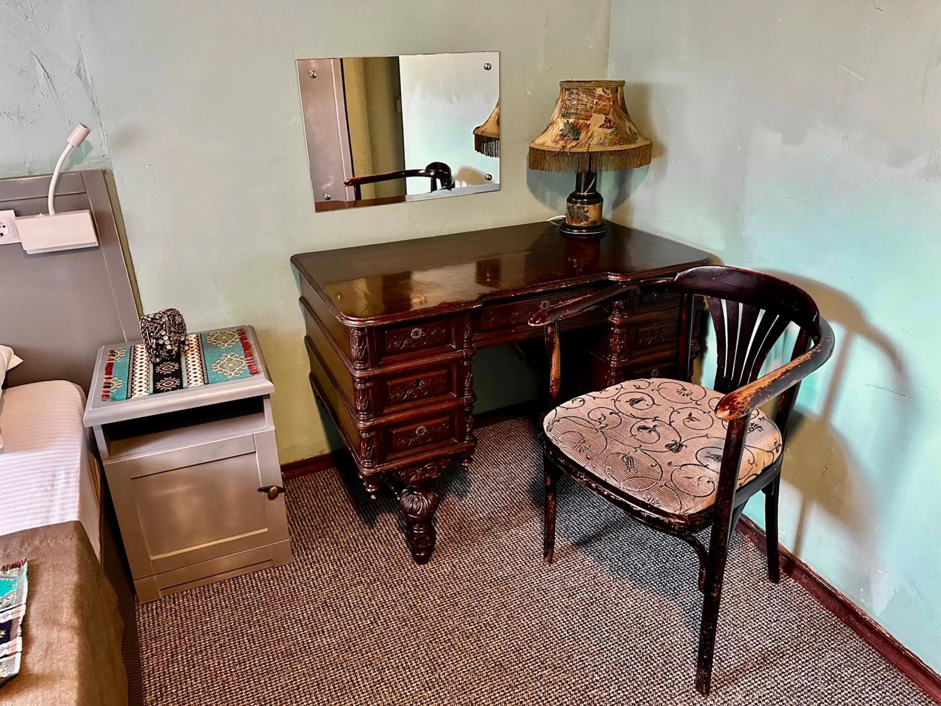 Bed, Seating Area in Kindli Hotel
