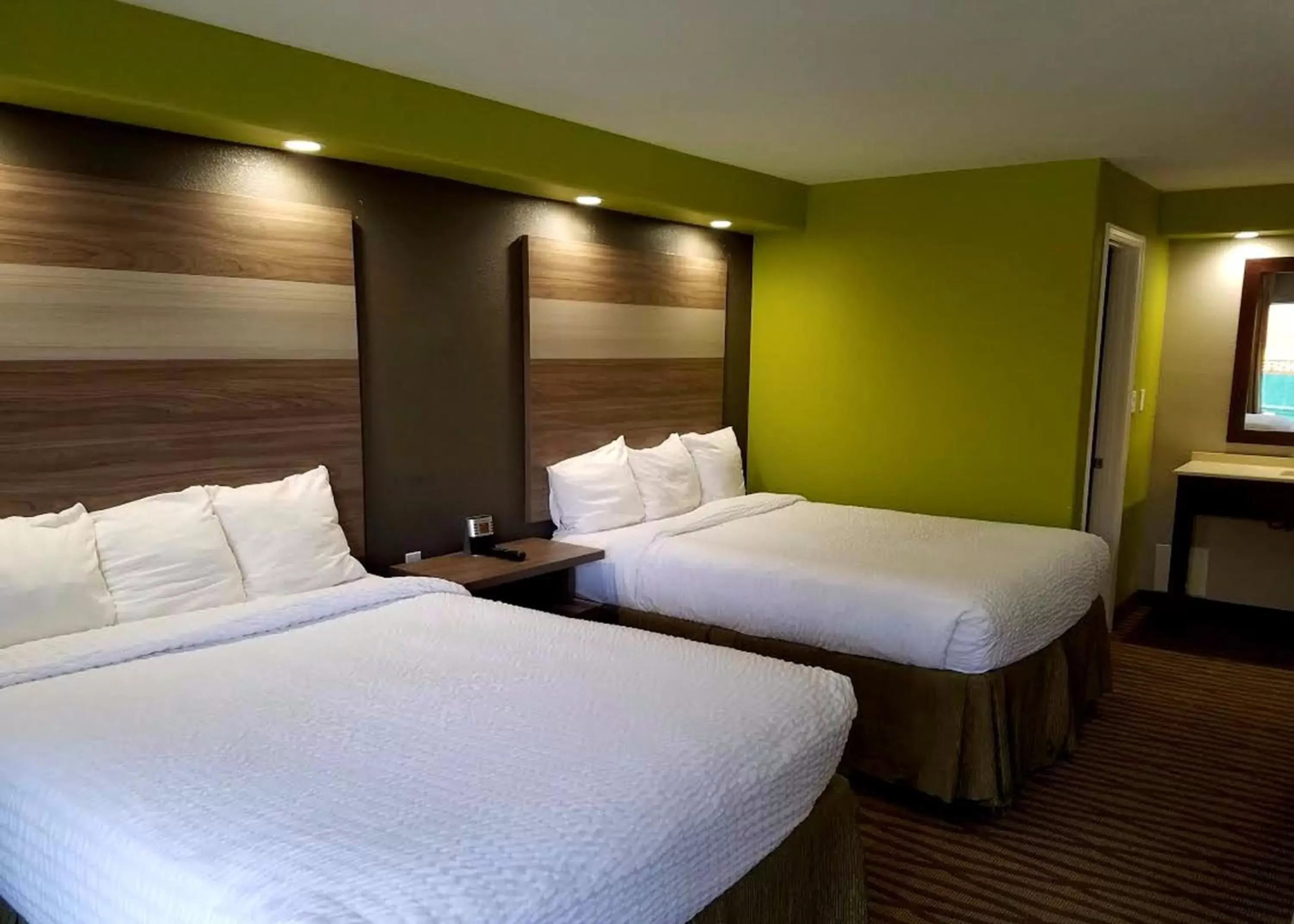 Deluxe Queen Room with Two Queen Beds - Non-Smoking in Seabreeze Inn - Fort Walton Deluxe Queen Room with Two Queen Beds - Non-Smoking in Seabreeze Inn - Fort Walton