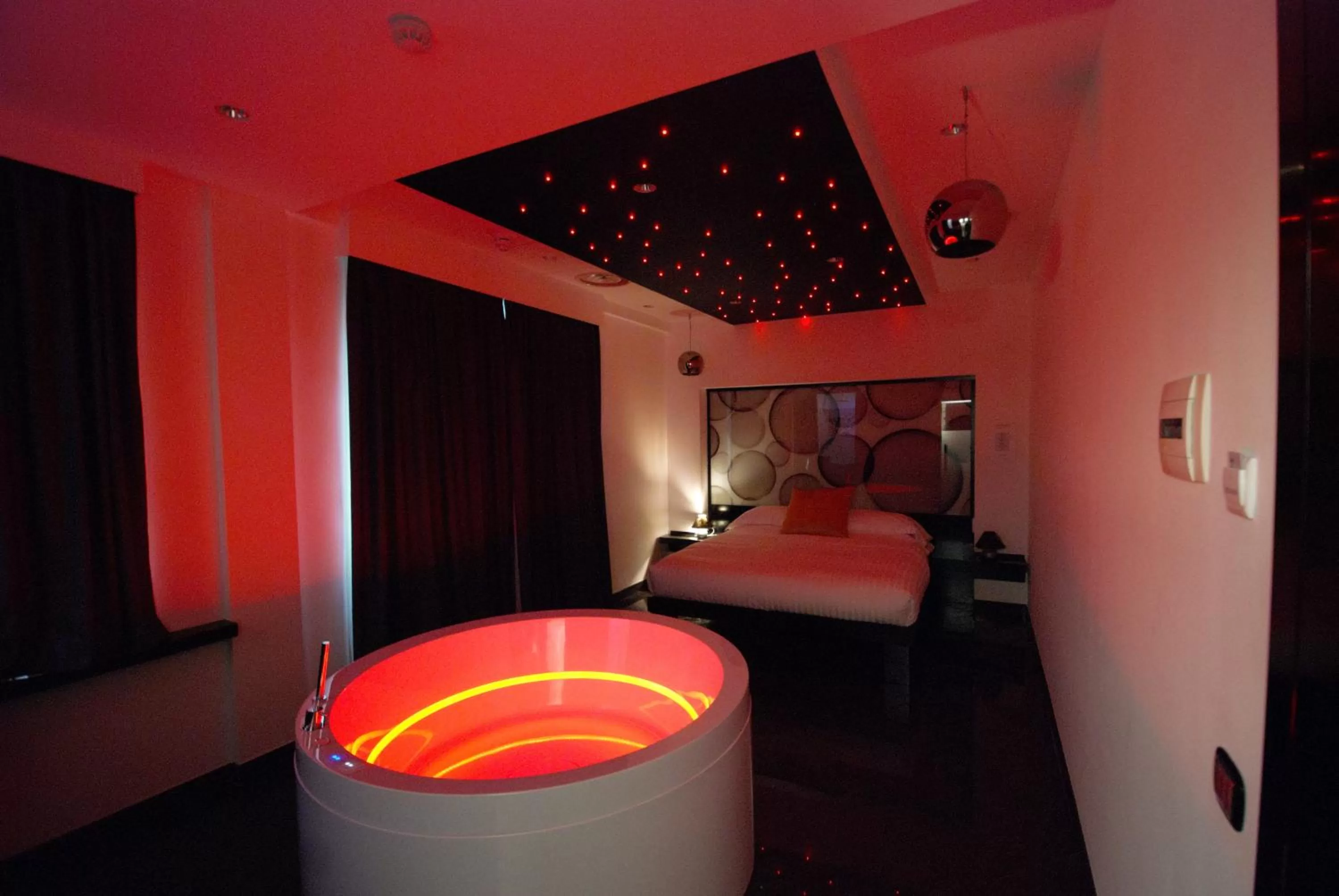 Hot Tub, Bed in JC Hotel