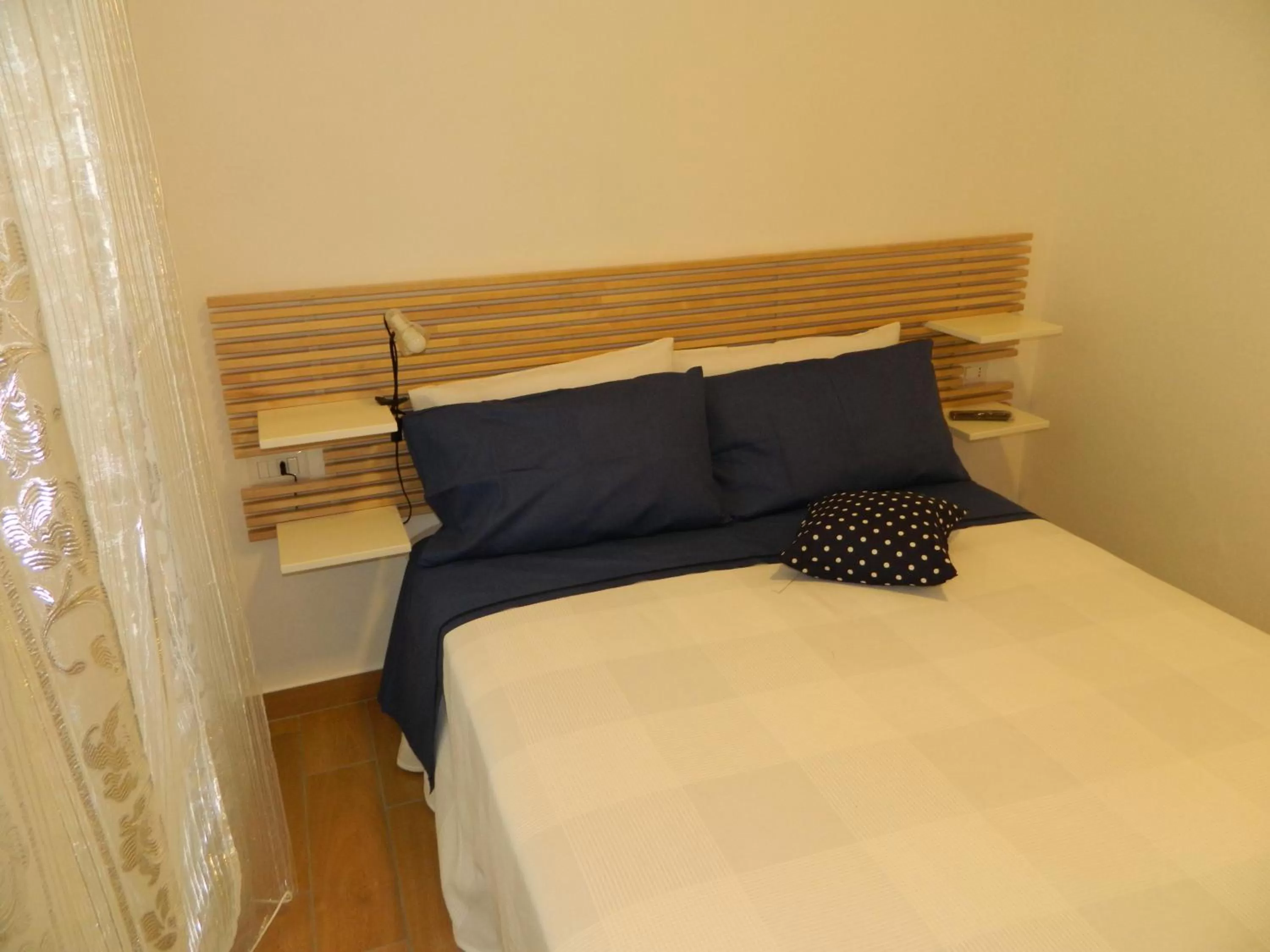 Photo of the whole room, Bed in Bed & Breakfast Travellers