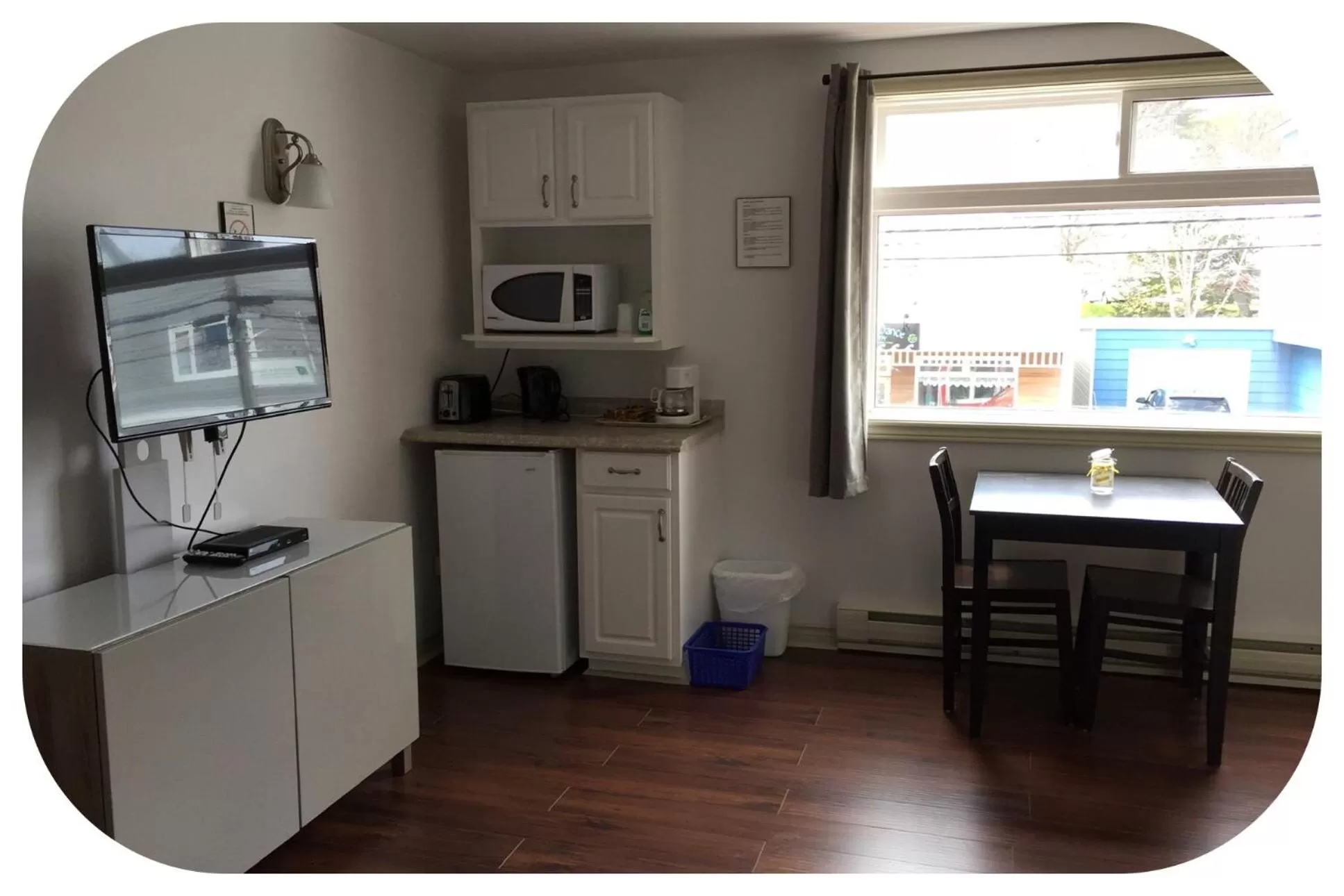 Kitchen or kitchenette in Shoreline Suites