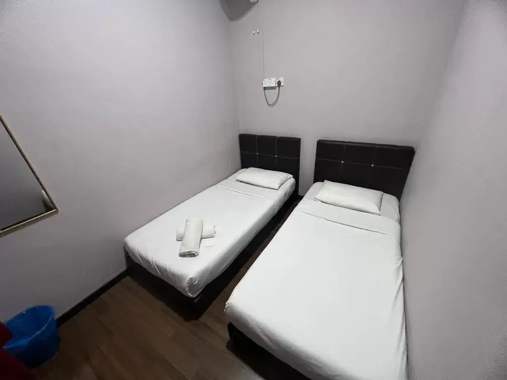 Twin Room with Shared Bathroom in Hotel Rasa Sayang 2 Twin Room with Shared Bathroom in Hotel Rasa Sayang 2