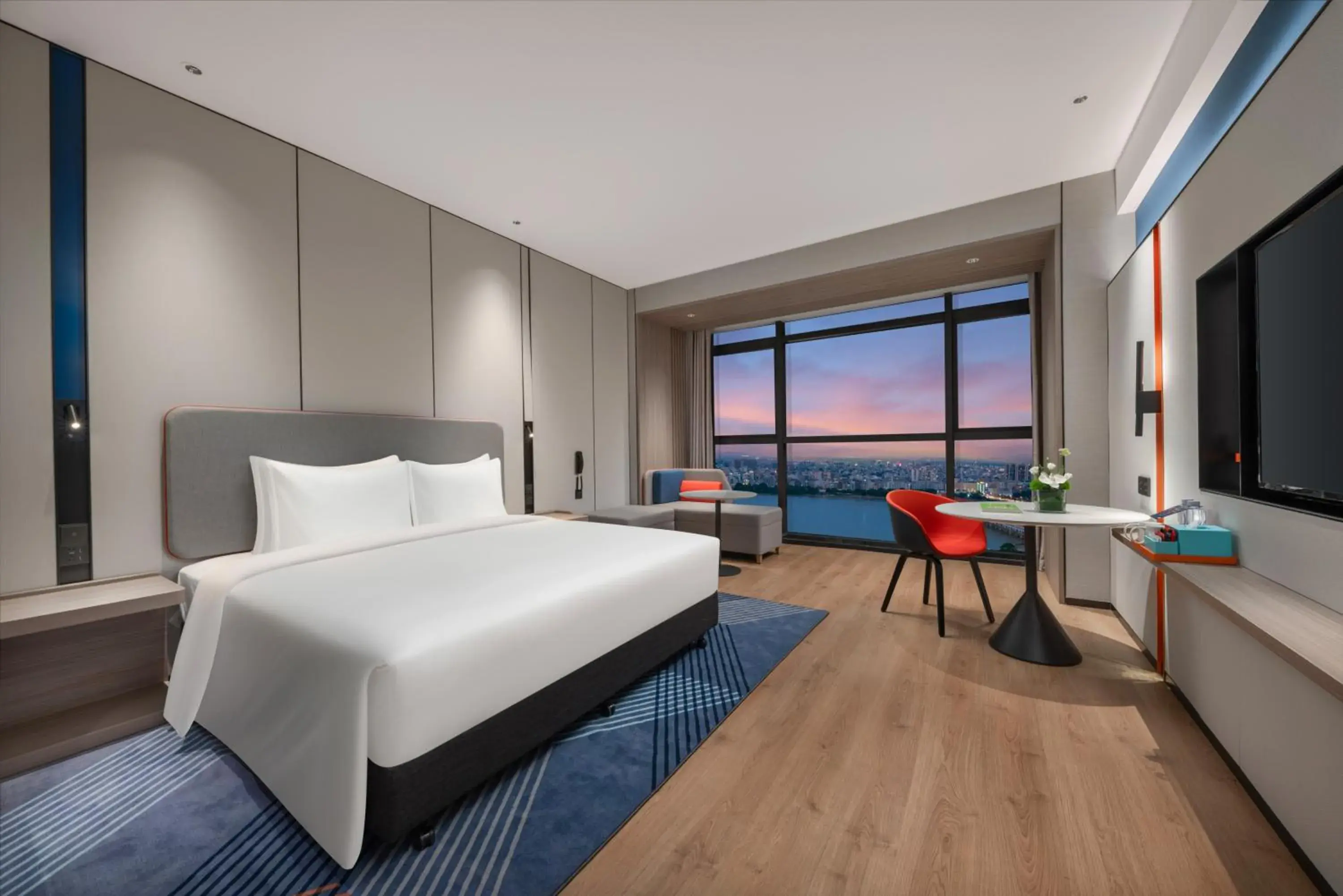 1 King Standard Extra Floor Space River View in Holiday Inn Express Shantou Chenghai 1 King Standard Extra Floor Space River View in Holiday Inn Express Shantou Chenghai