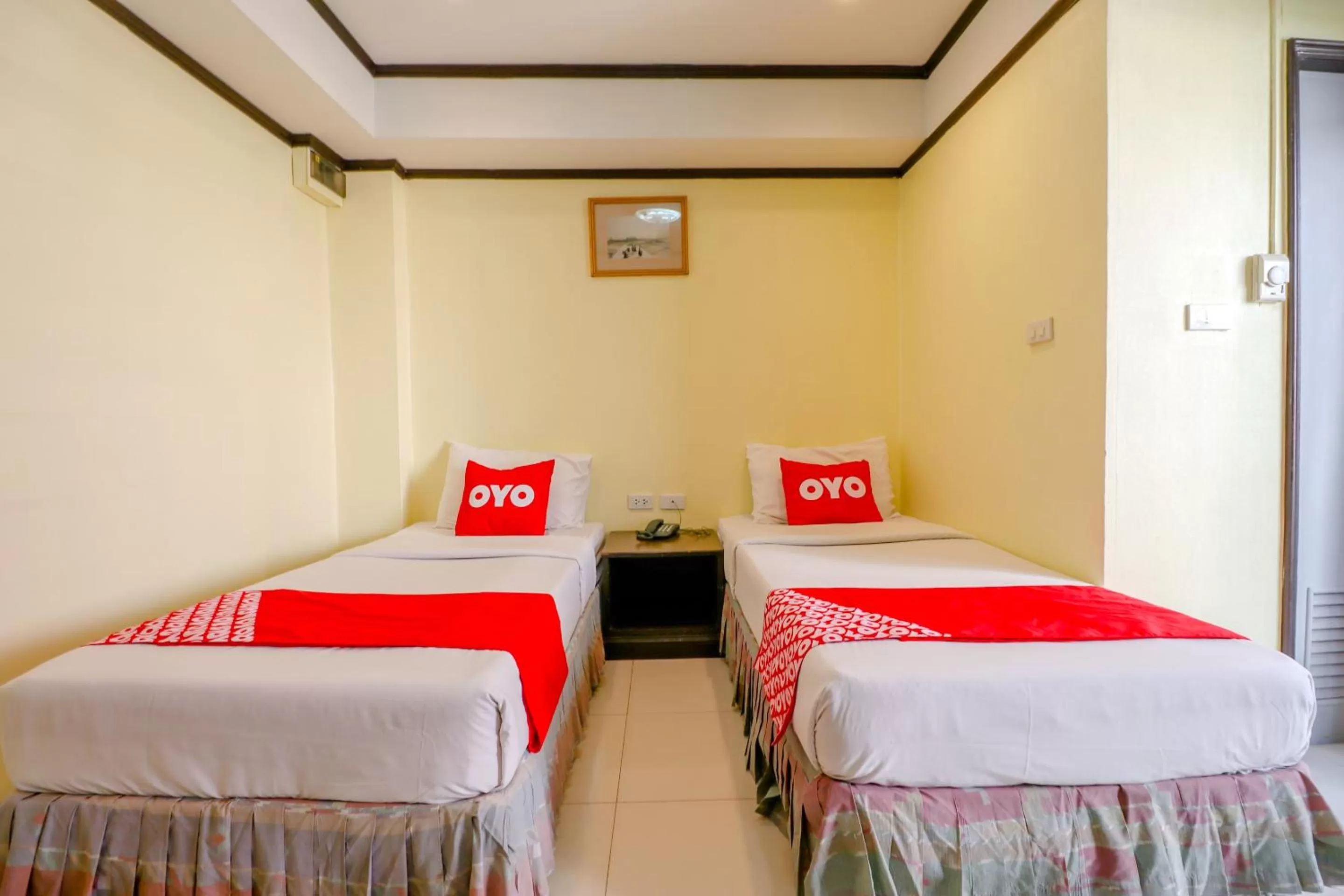 Large Twin Room in Super OYO 75385 Hotel Win Long