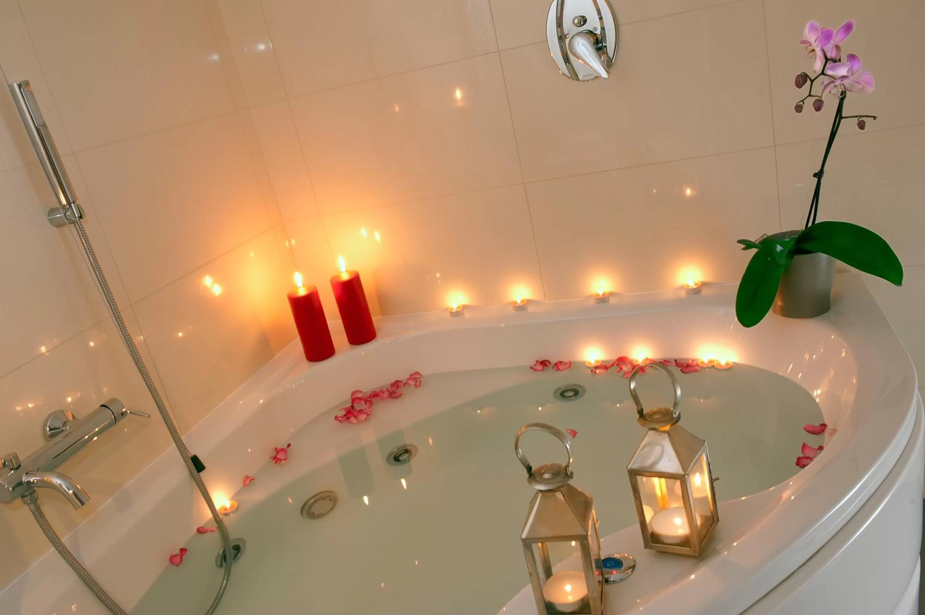 Bathroom in Cardinal Hotel St. Peter