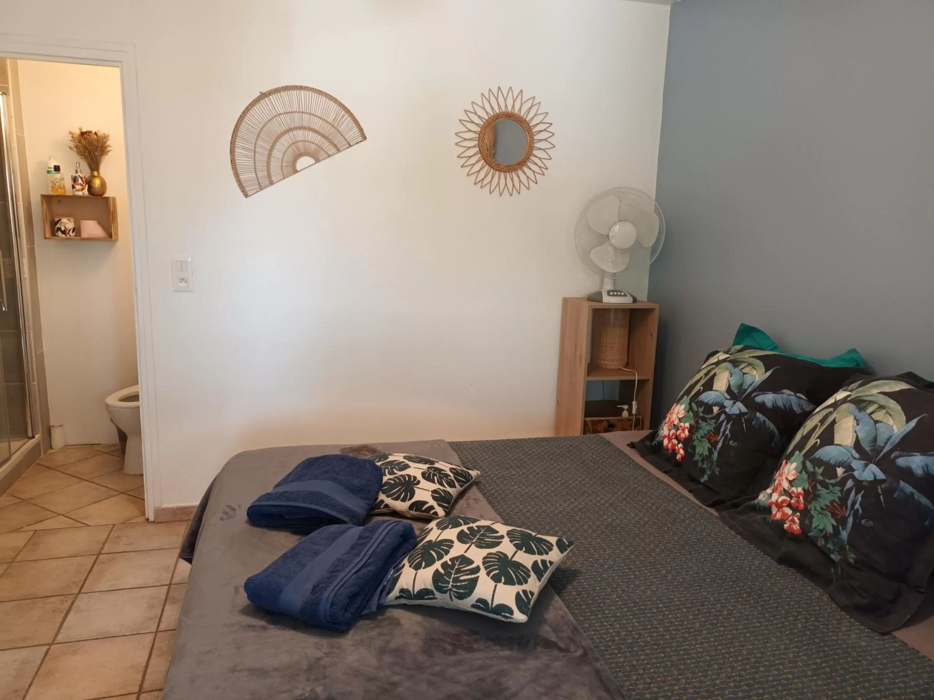 Photo of the whole room, Bed in A l'Ombre des Amandiers Chambres d'hôtes