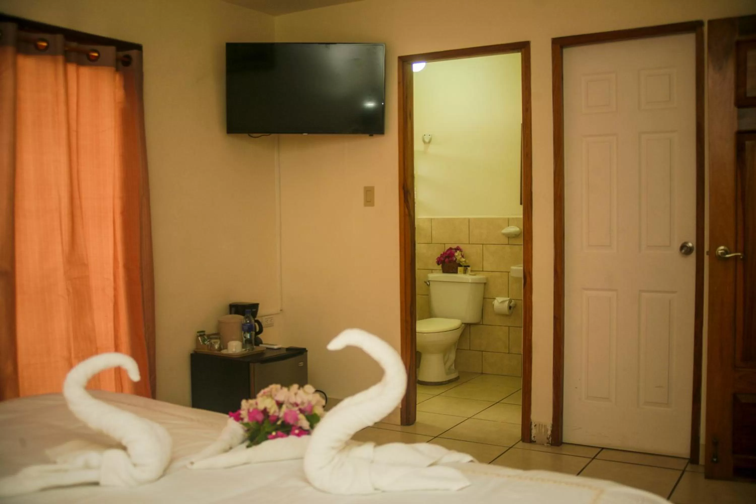 Toilet, Bed in Hotel La Estación