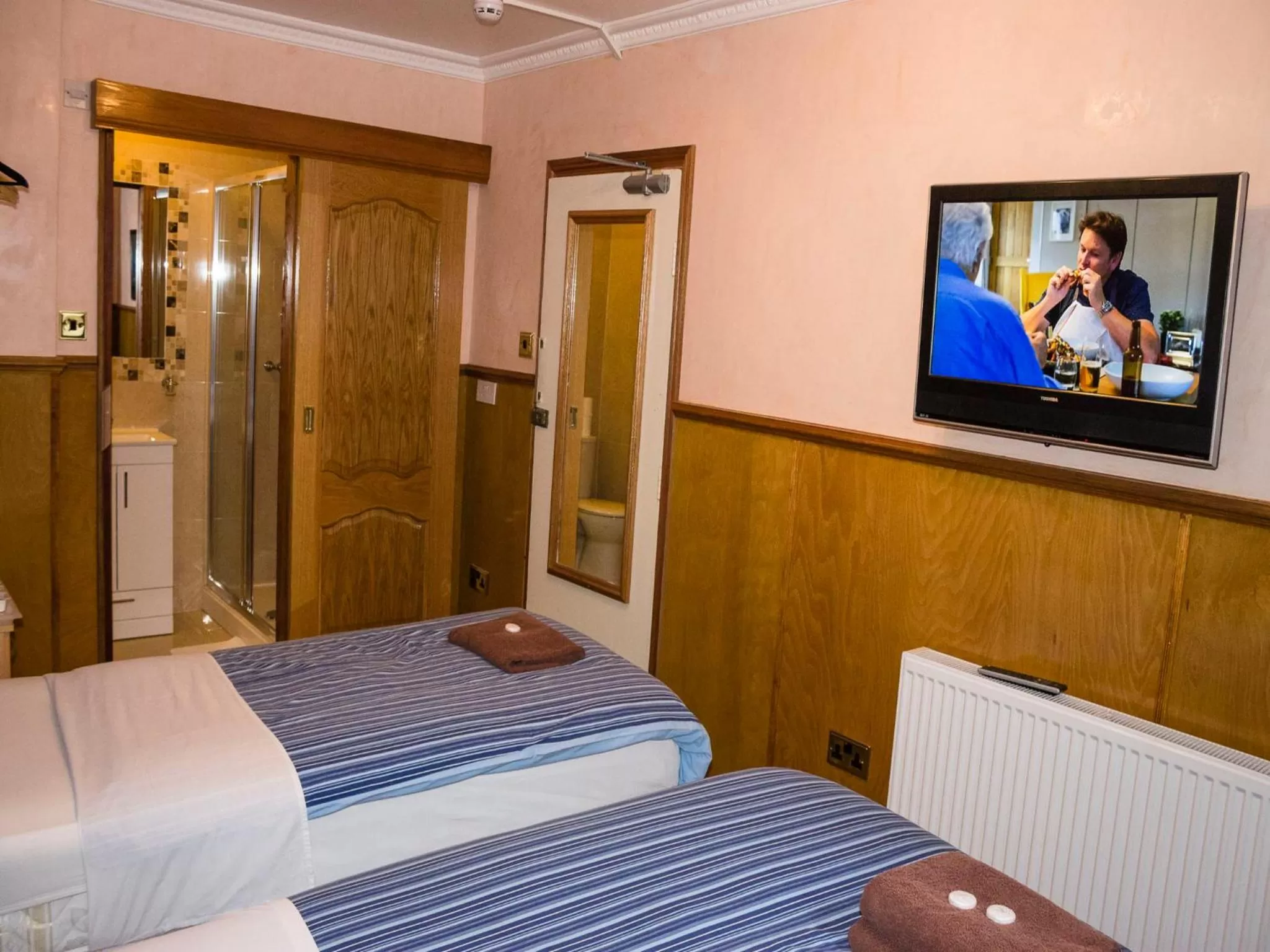 Photo of the whole room, Bed in Cricklewood Lodge Hotel