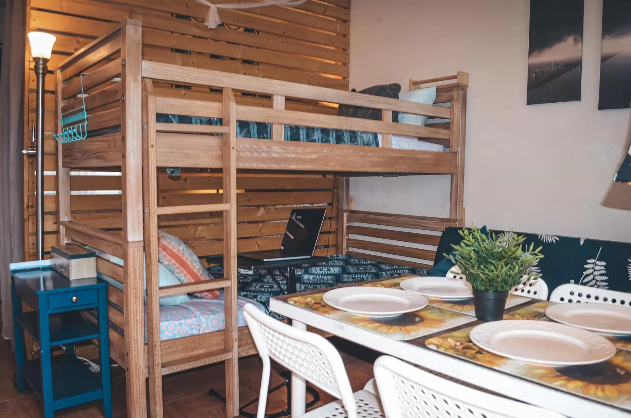 Dining area in Hollywood Light Haven Lodge