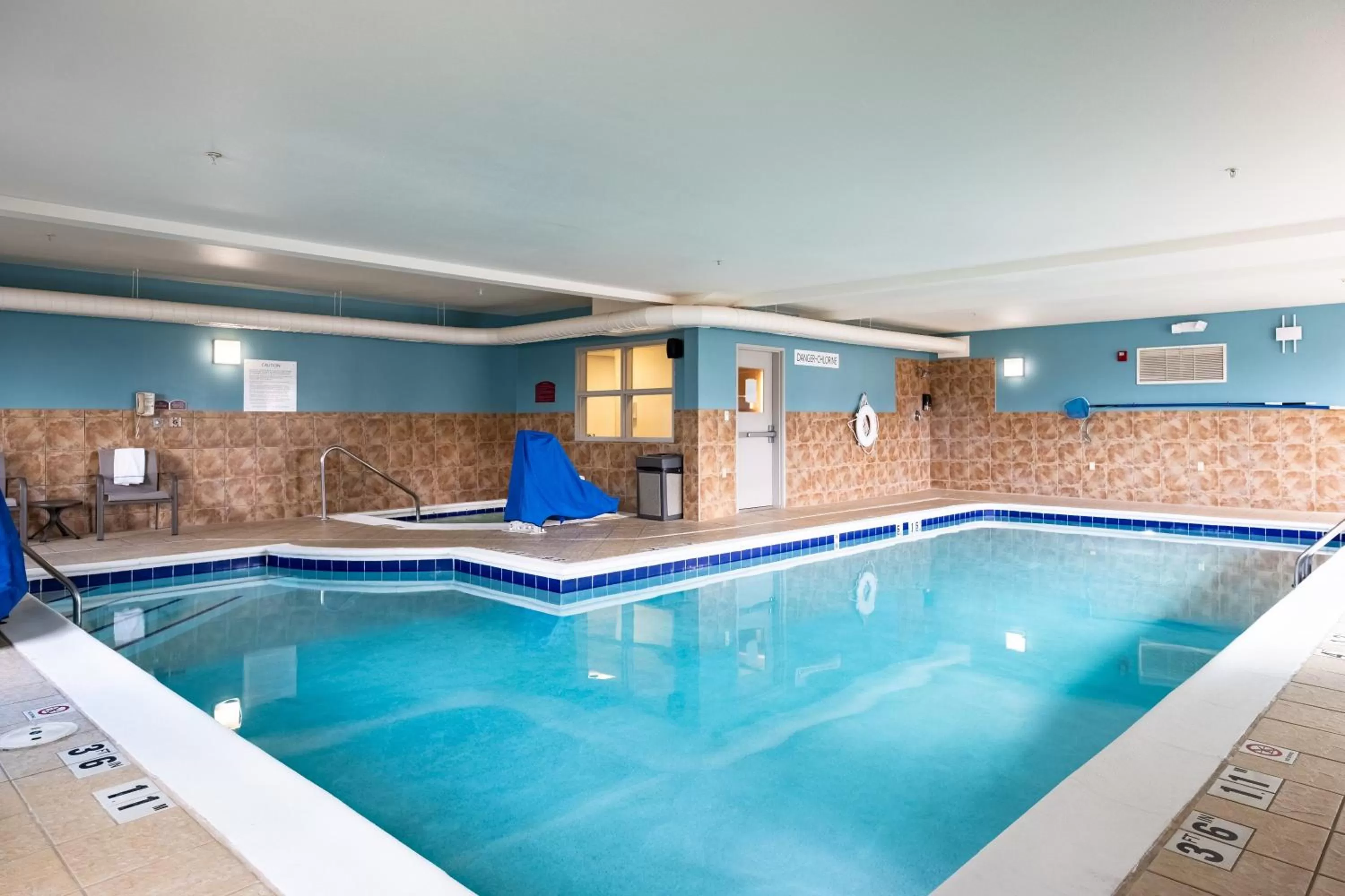 Swimming pool in Holiday Inn Express Hotel & Suites Evanston by IHG