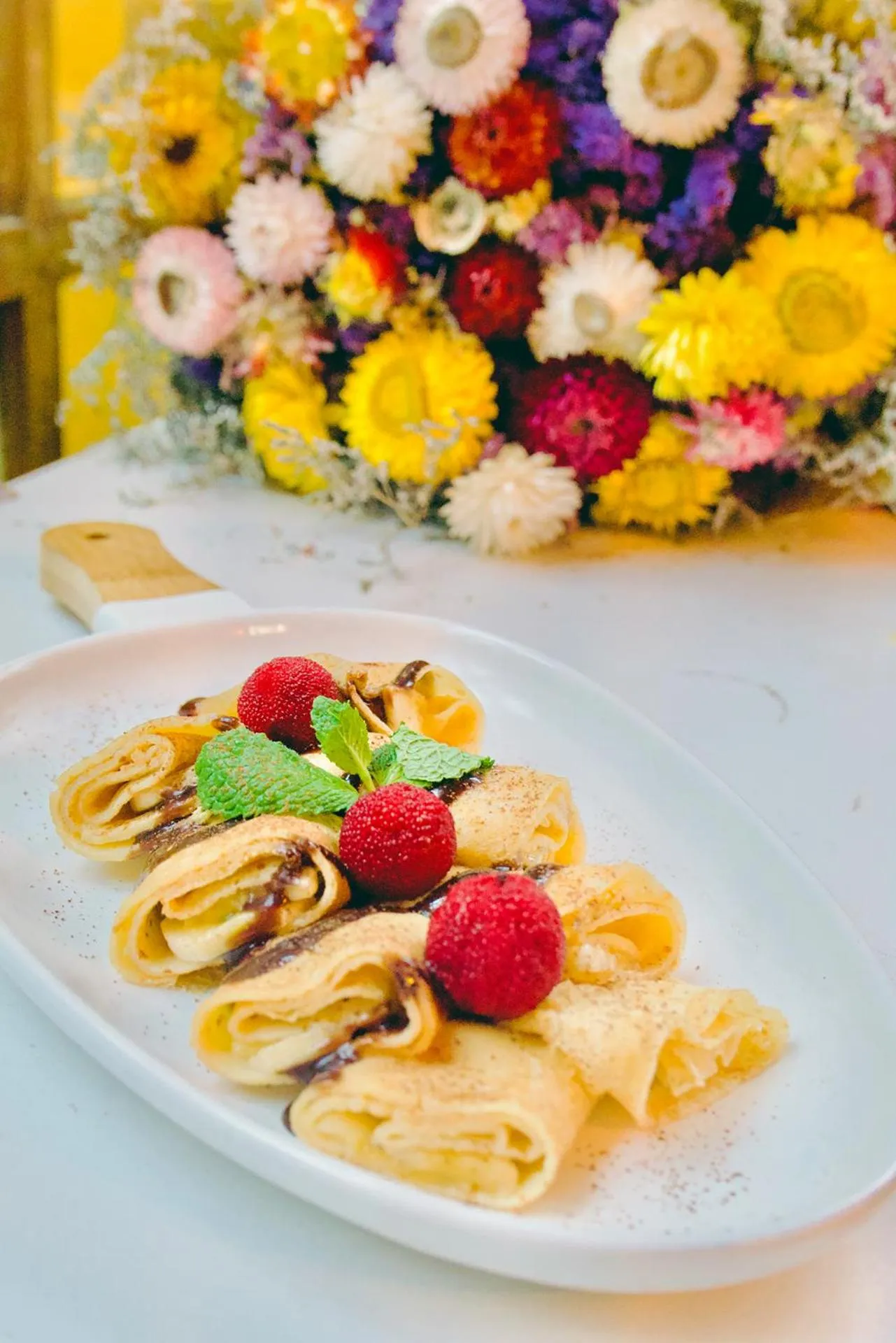 Restaurant/places to eat in The Cloudland International Youth Hostel Close to the city center,15 min walks to the subway, Close to the night market, old street, green lake, English-speaking service, free Activity convenient payment and visa cards are accepted