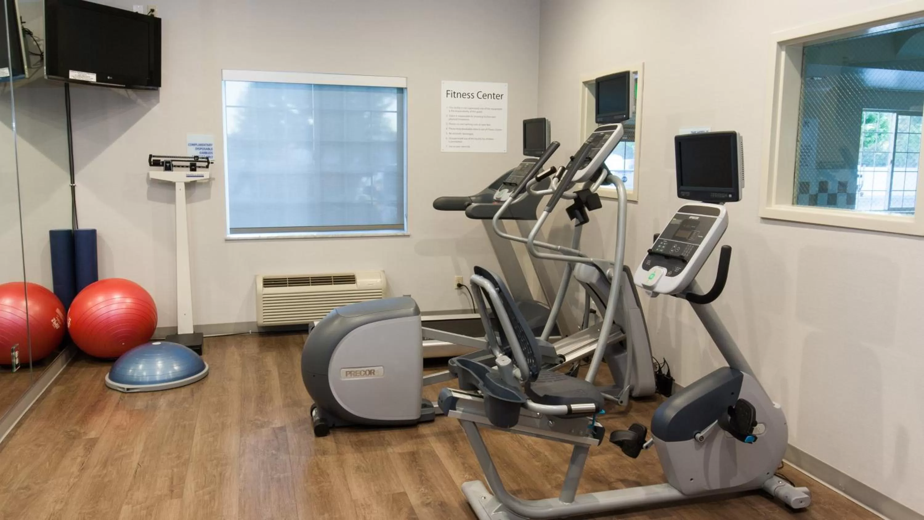 Fitness centre/facilities in Holiday Inn Express & Suites Cheney by IHG