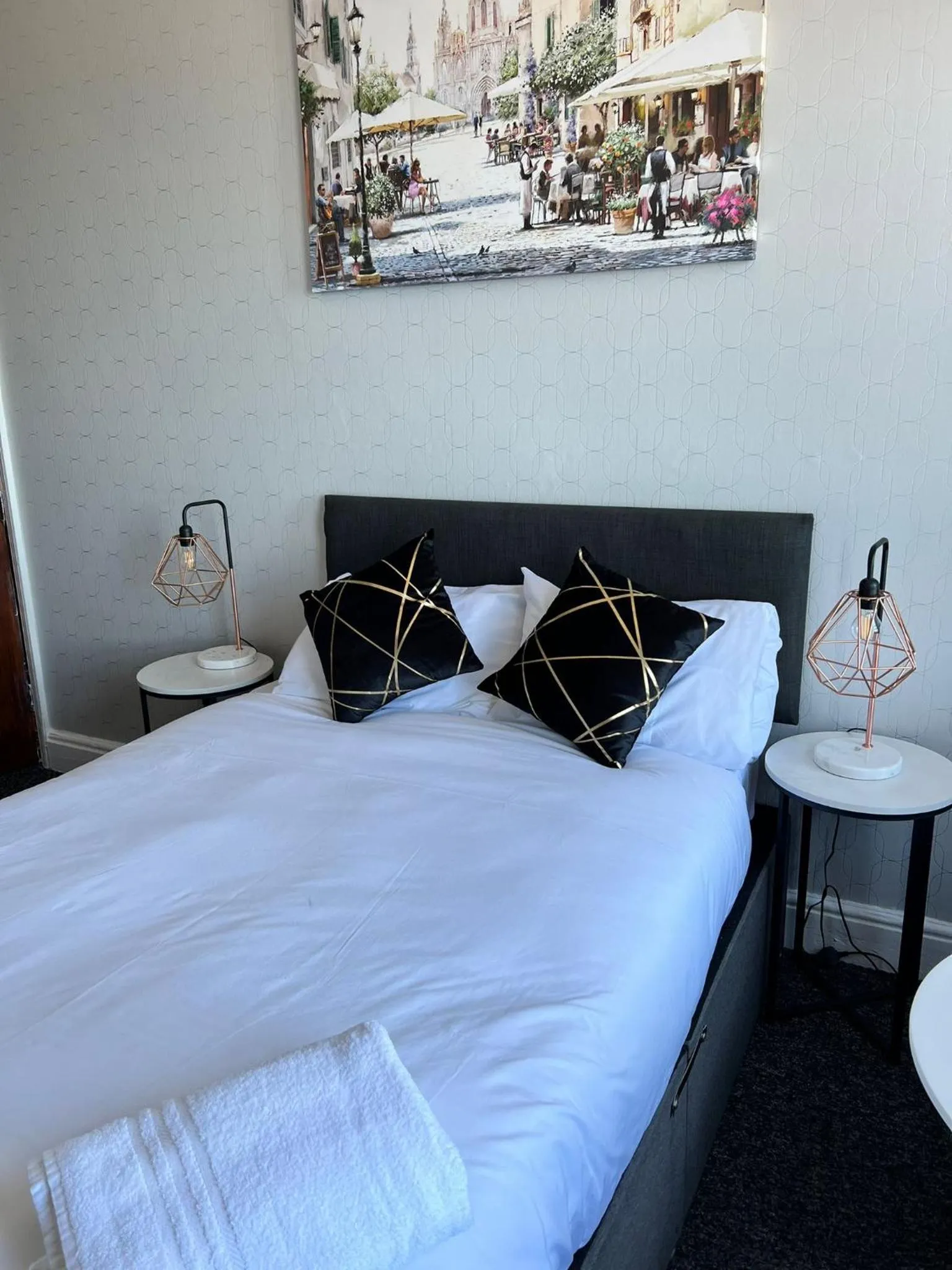 Bedroom in OYO Marine Parade Hotel, Eastbourne Pier