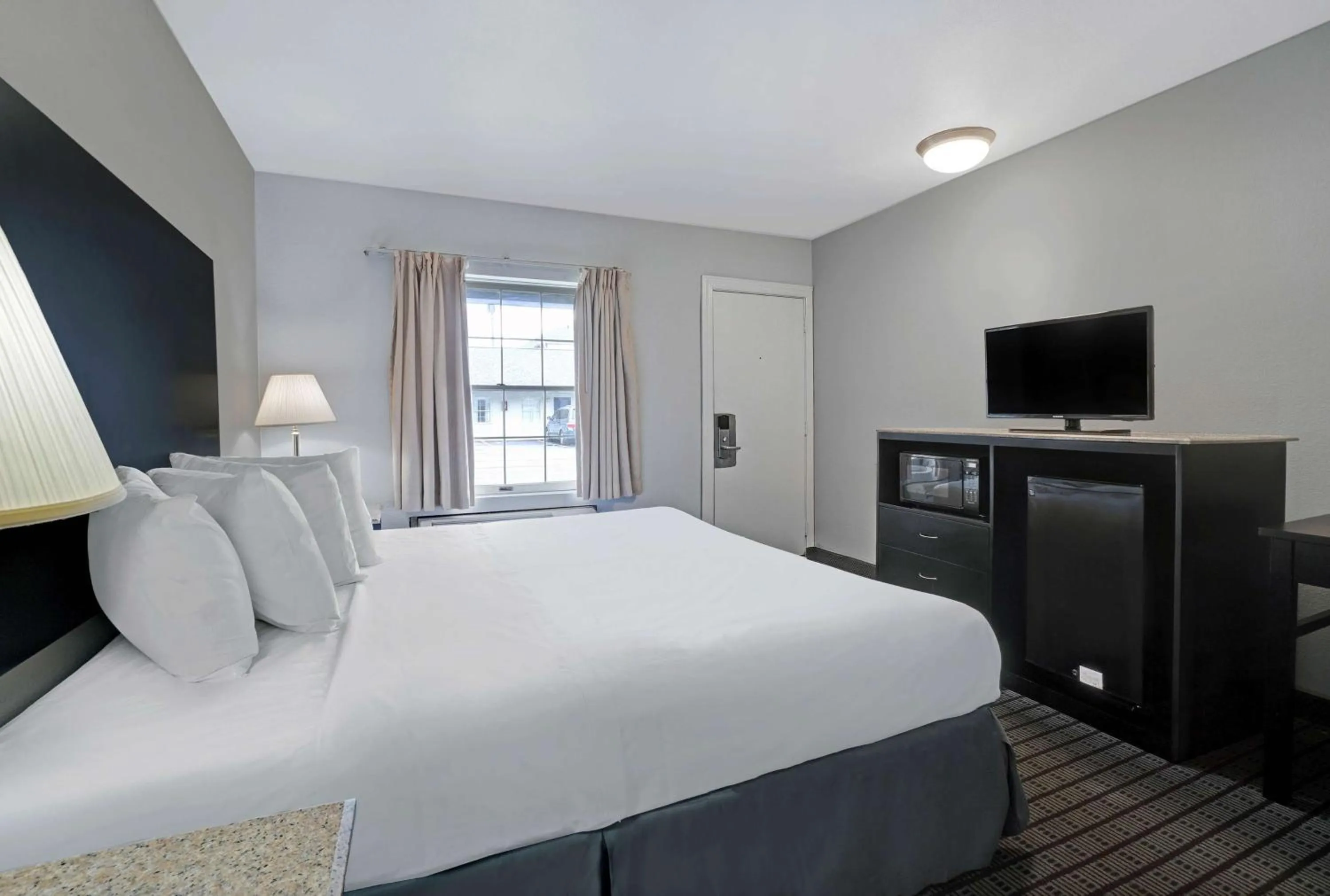 Photo of the whole room, Bed in Motel 6 Washington, PA