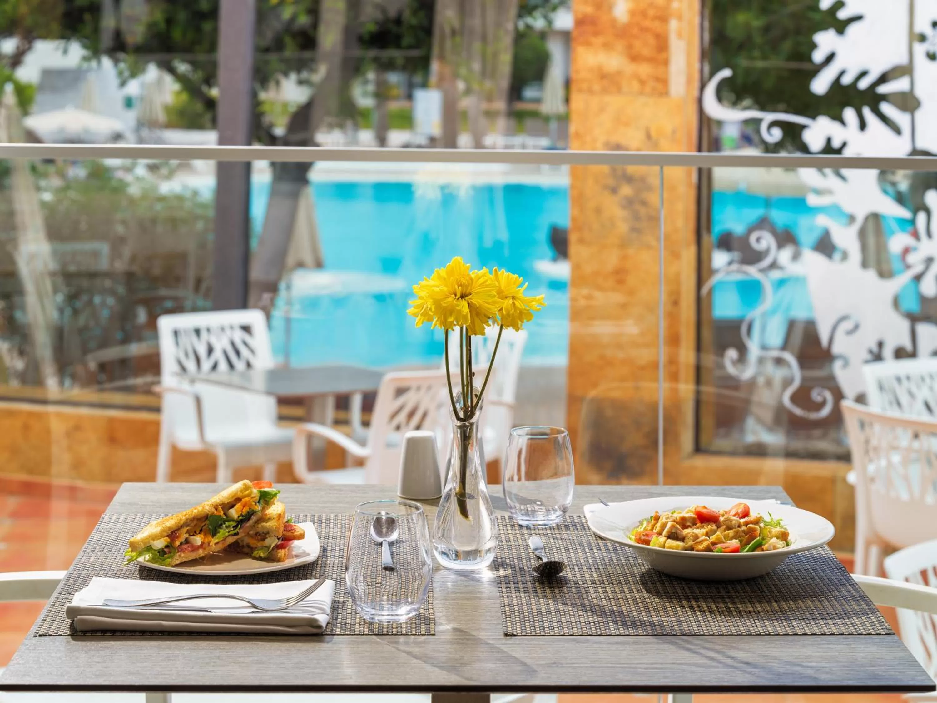 Restaurant/places to eat in H10 Ocean Suites