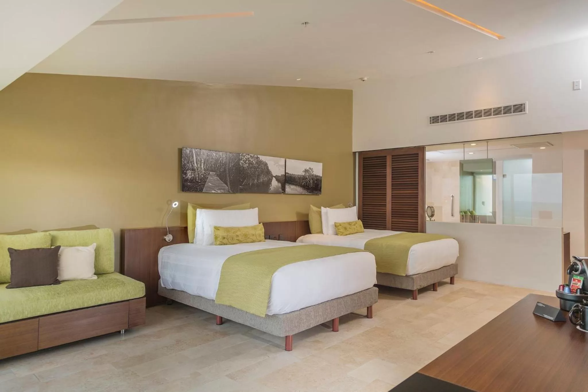 Photo of the whole room, Bed in Presidente InterContinental Cancun Resort