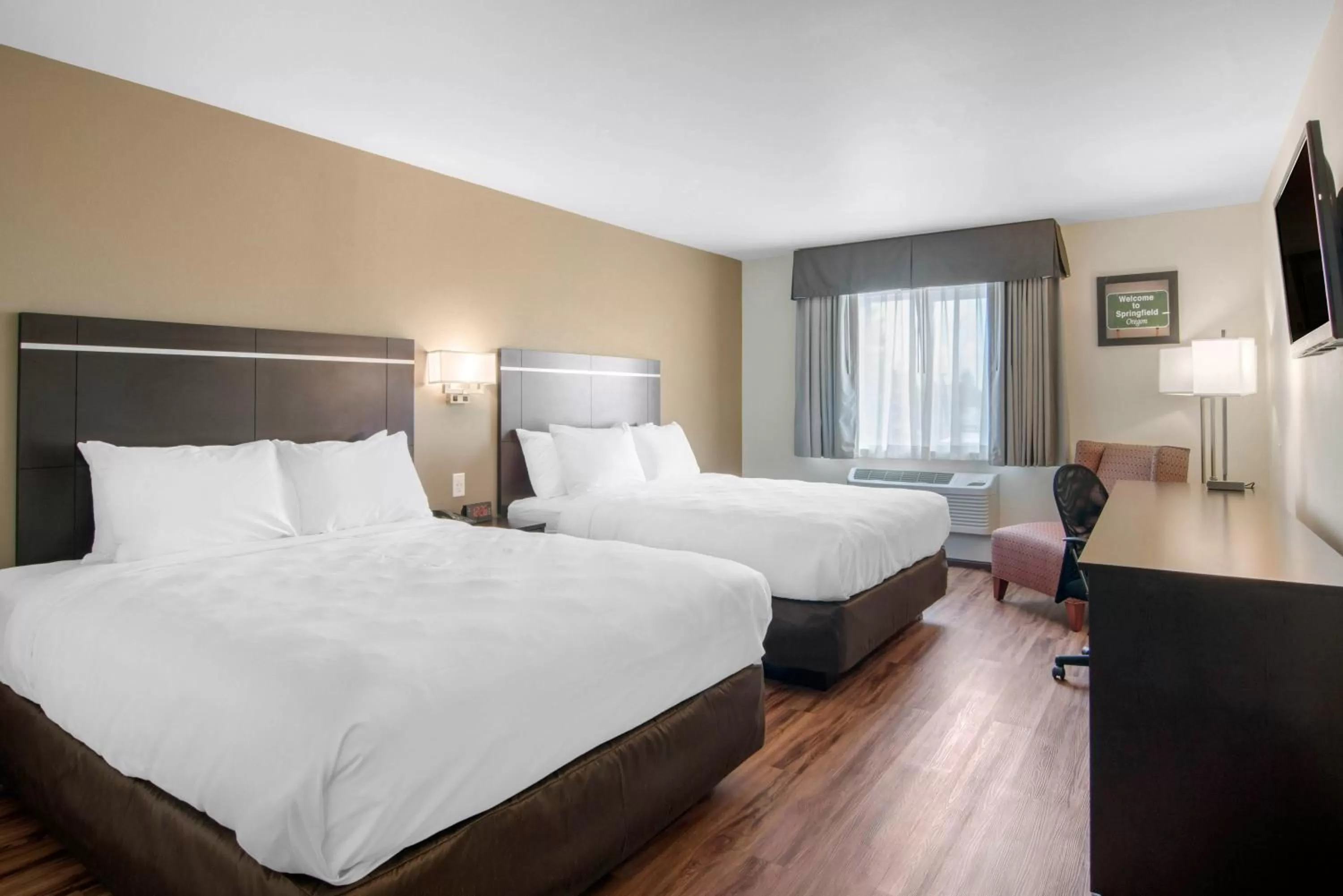 Bed in Econo Lodge Inn & Suites Springfield Main Street