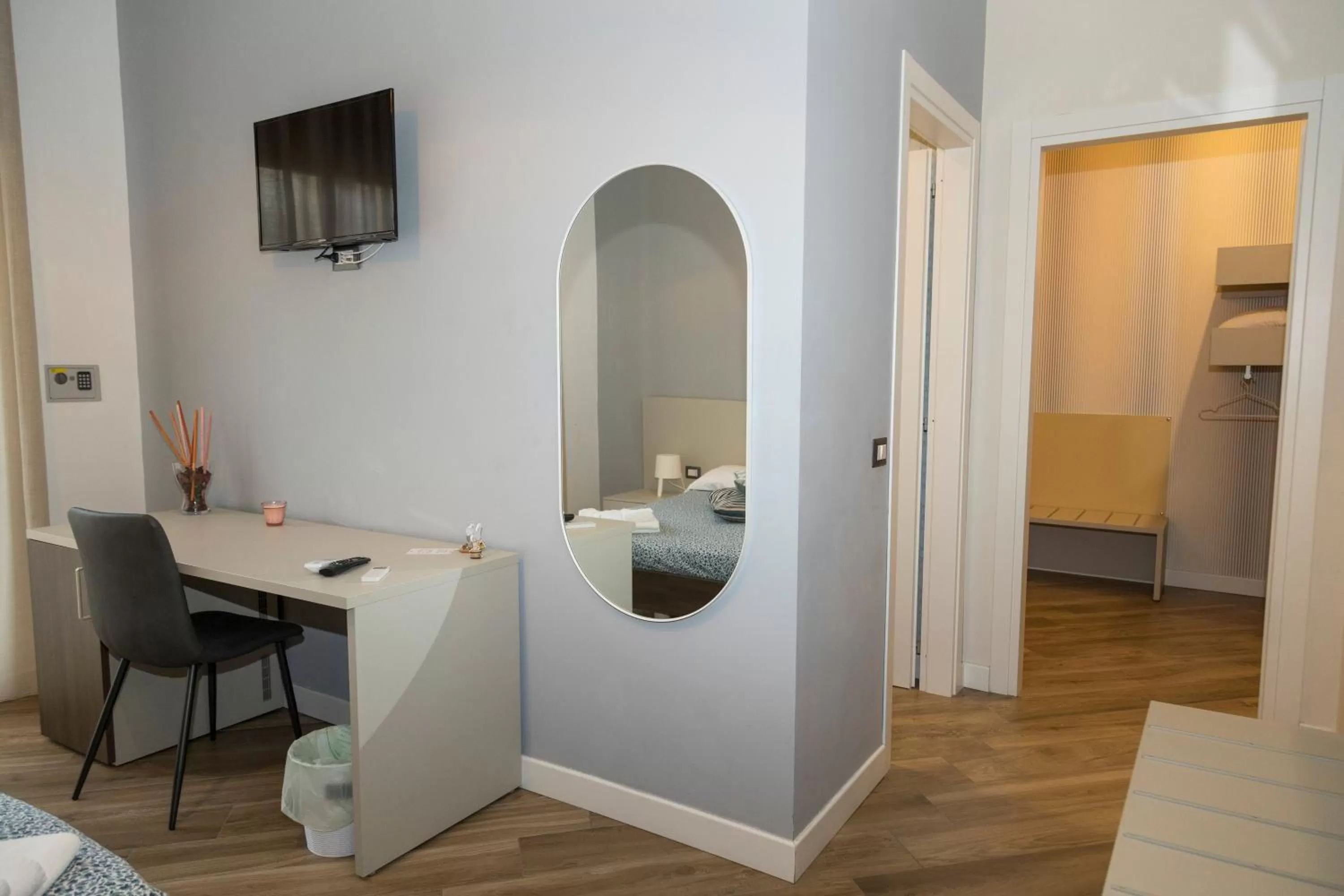 Communal lounge/ TV room, TV/Entertainment Center in Garibaldi Rooms