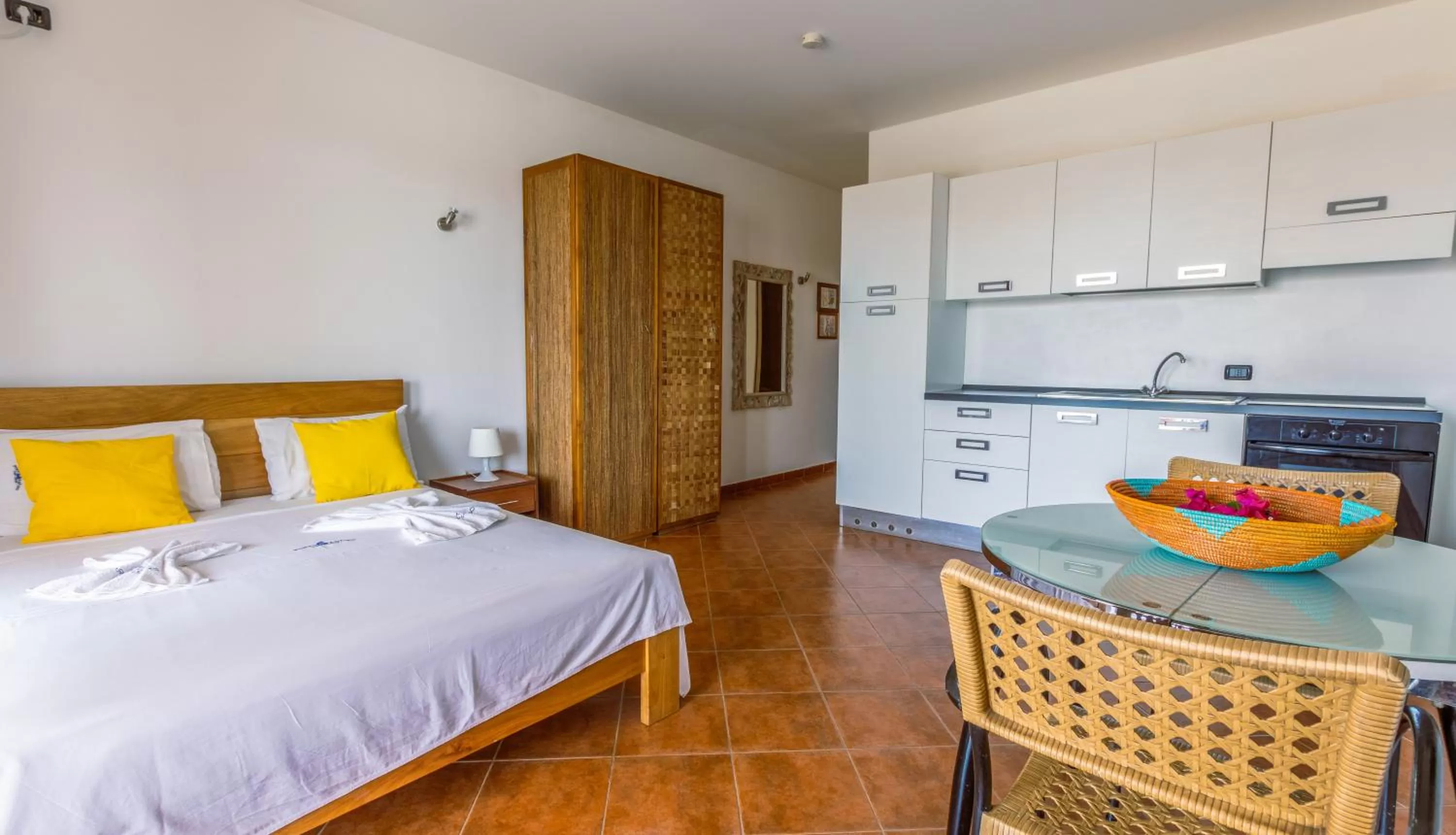 Living room, Kitchen/Kitchenette in Porto Antigo Hotel BB