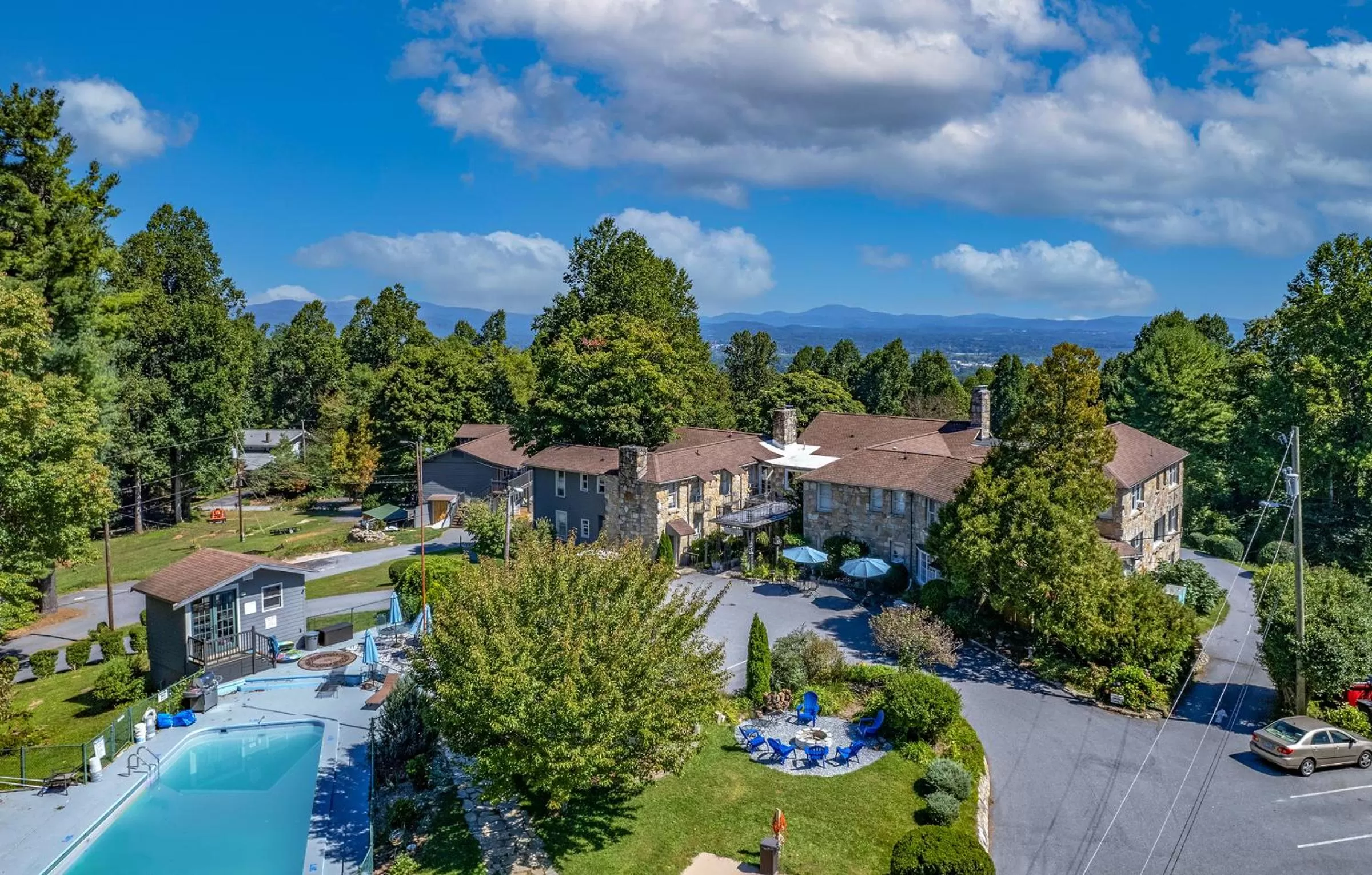 Property building in Echo Mountain Inn