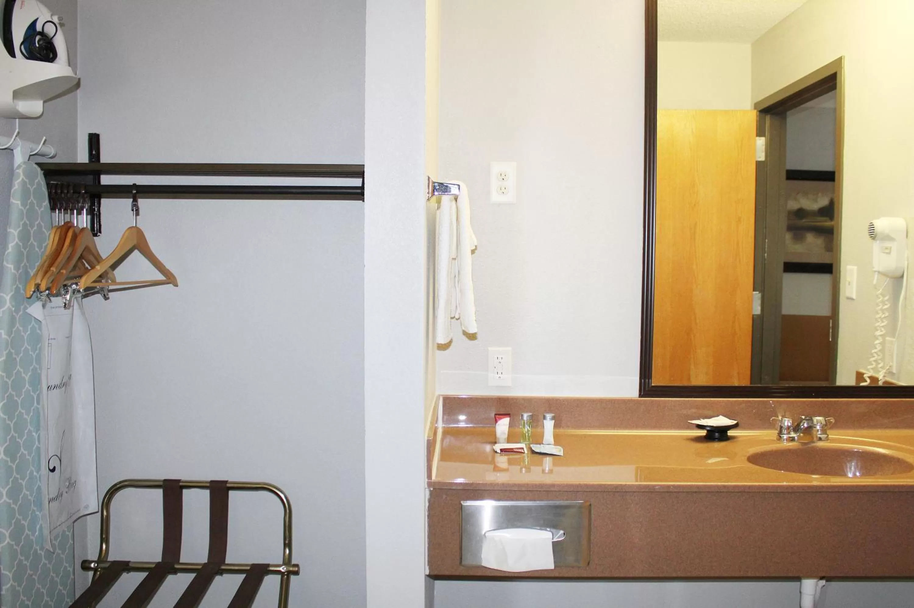 Greenlight Inn & Suites St James