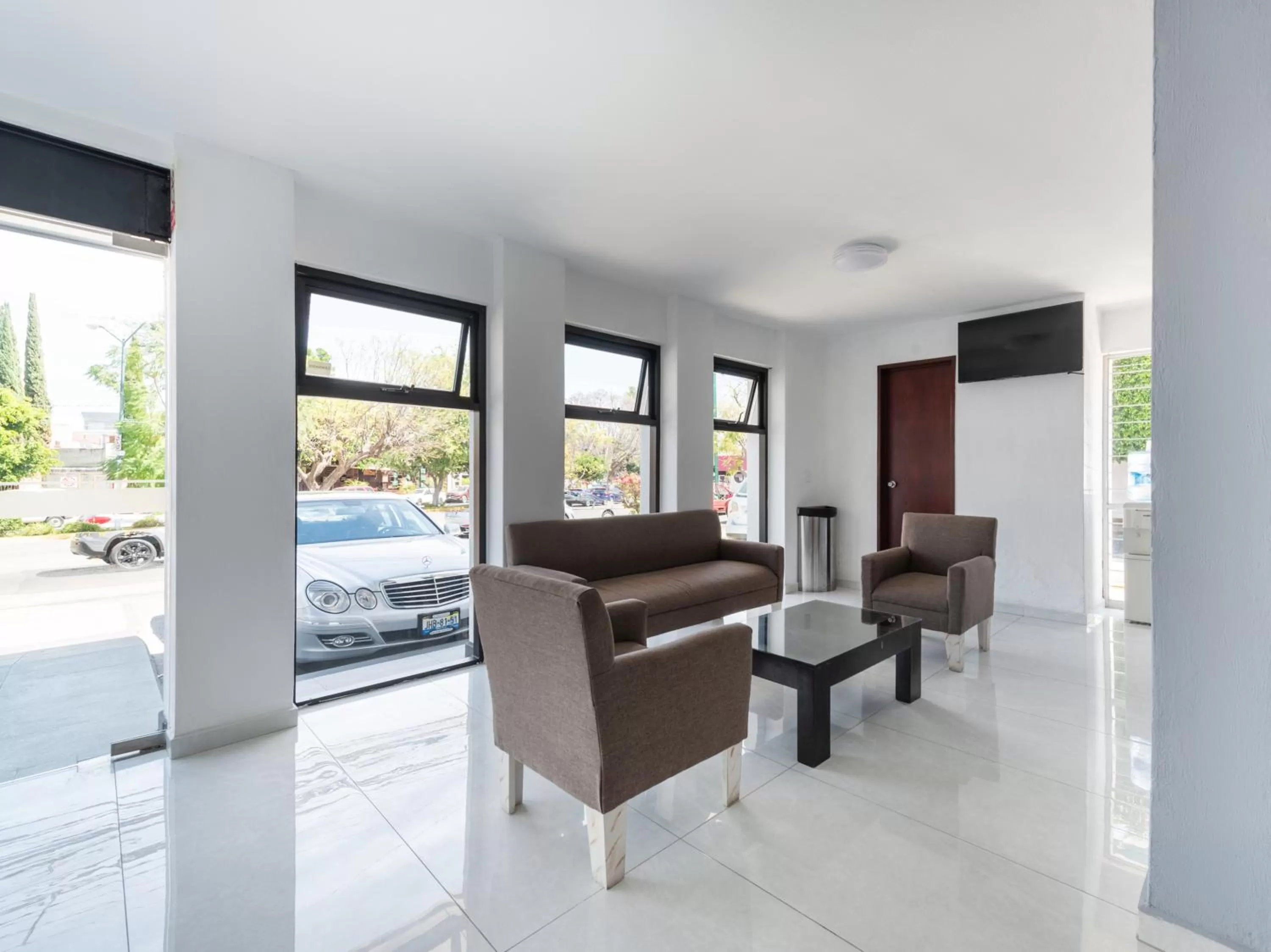 Seating area in Suites Internacional