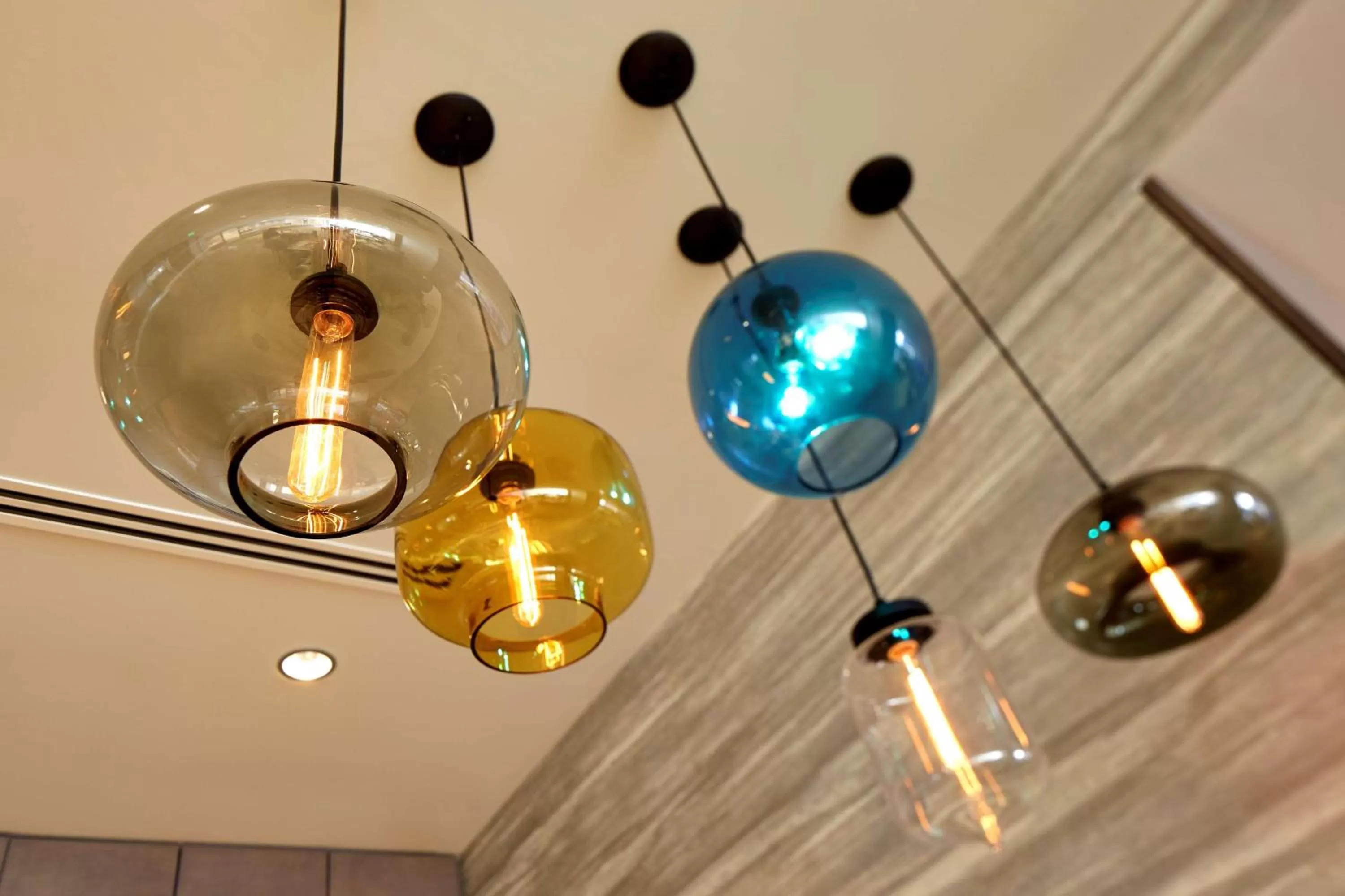 Restaurant/places to eat in Hilton Long Beach Hotel