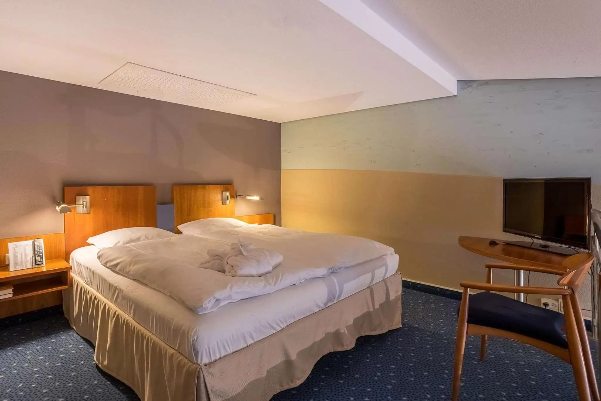 Photo of the whole room, Bed in elaya hotel frankfurt oberursel