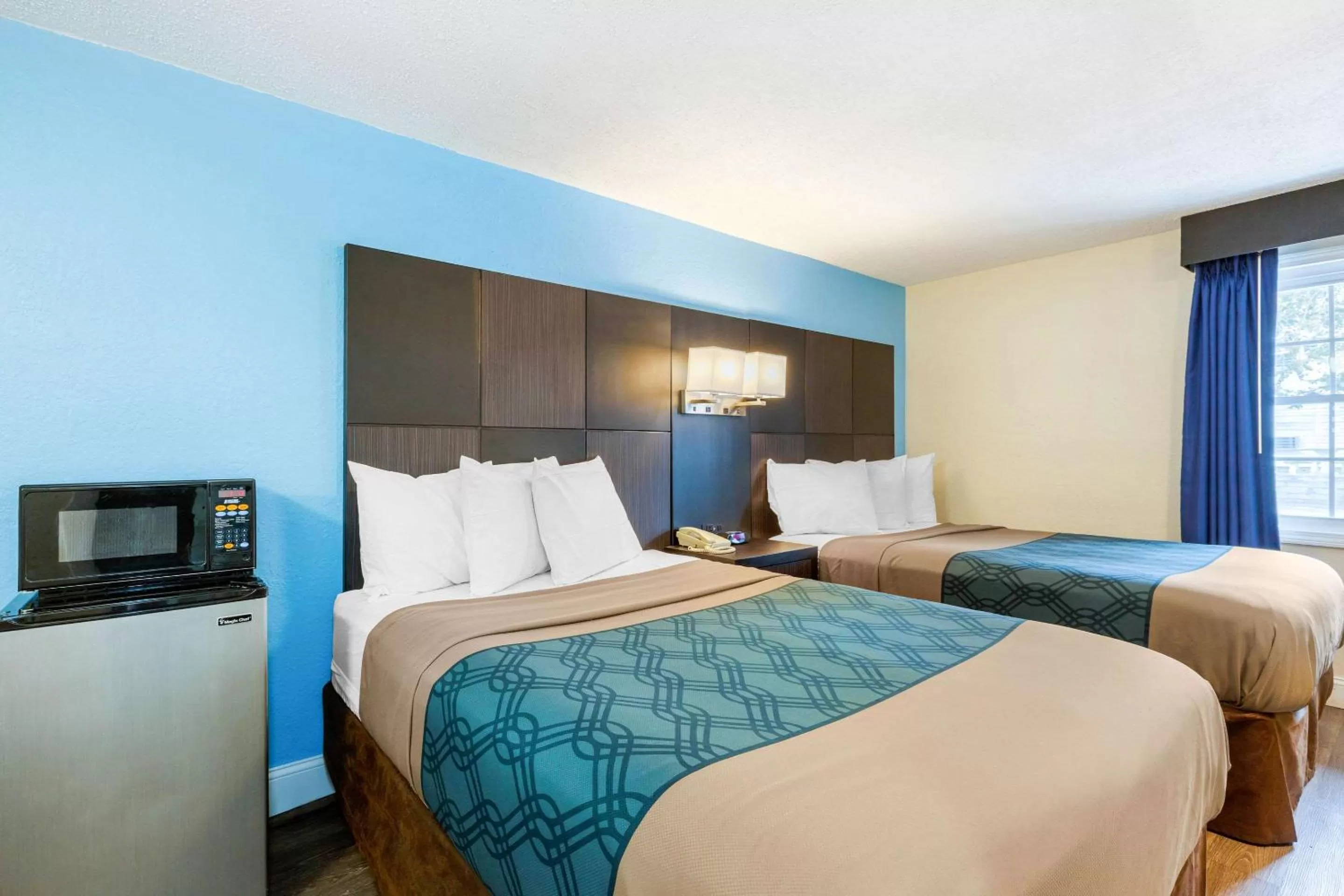 Photo of the whole room, Bed in Econo Lodge West Yarmouth on Cape Cod