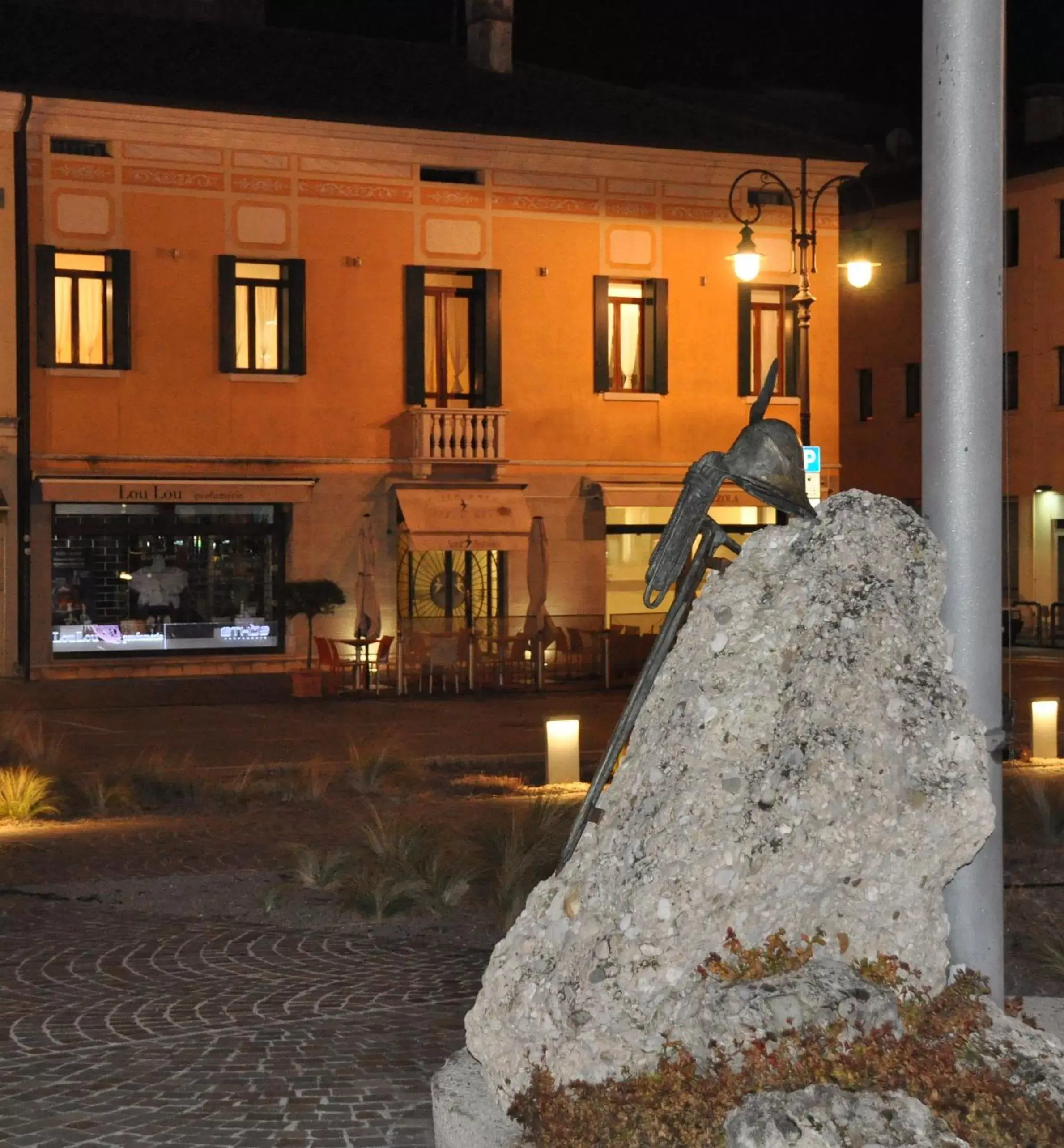 Property Building in NAZIONALE Camere Property Building in NAZIONALE Camere