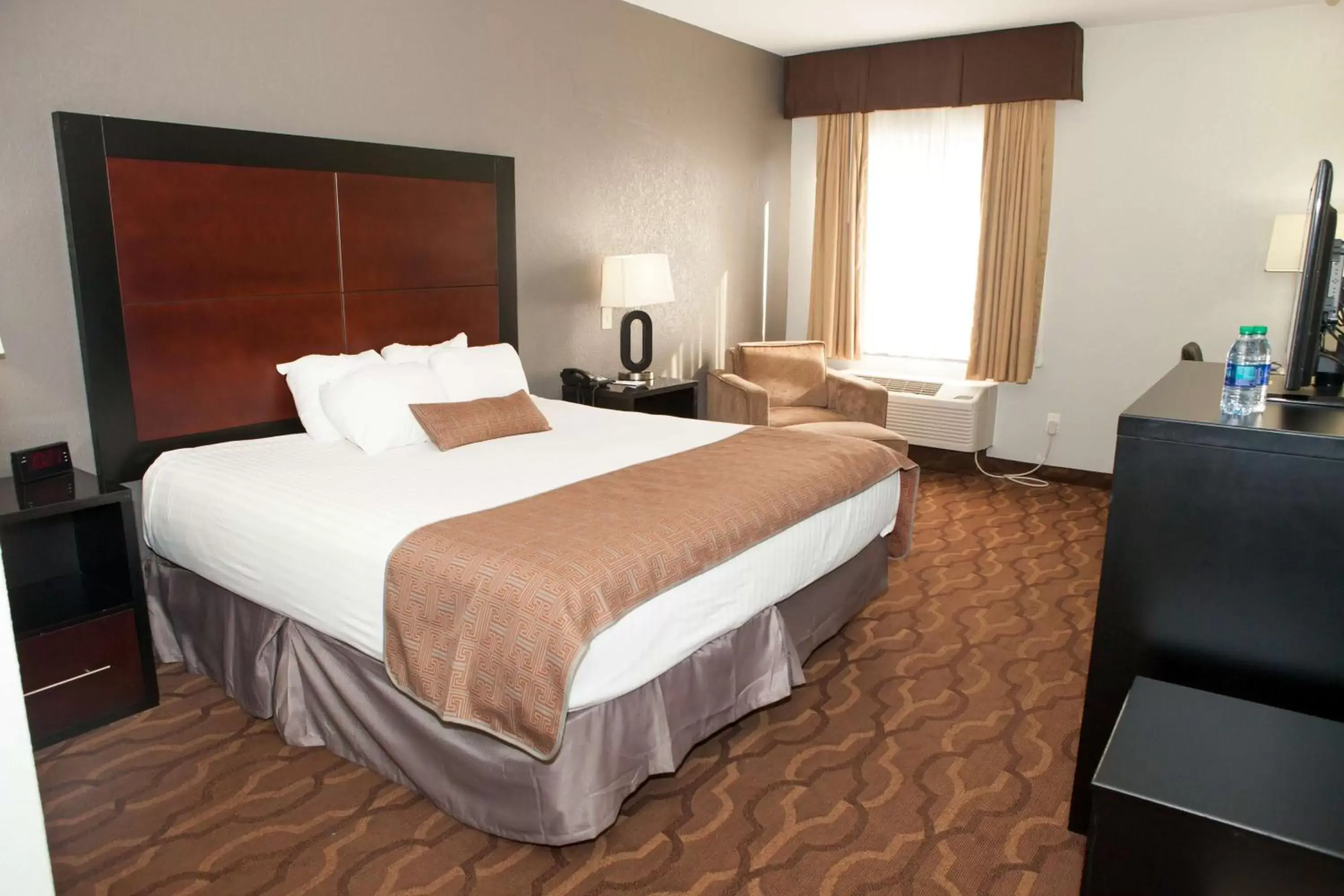 King Room with Walk-In Shower - Disability Access/Non-Smoking in Best Western Commerce Inn King Room with Walk-In Shower - Disability Access/Non-Smoking in Best Western Commerce Inn
